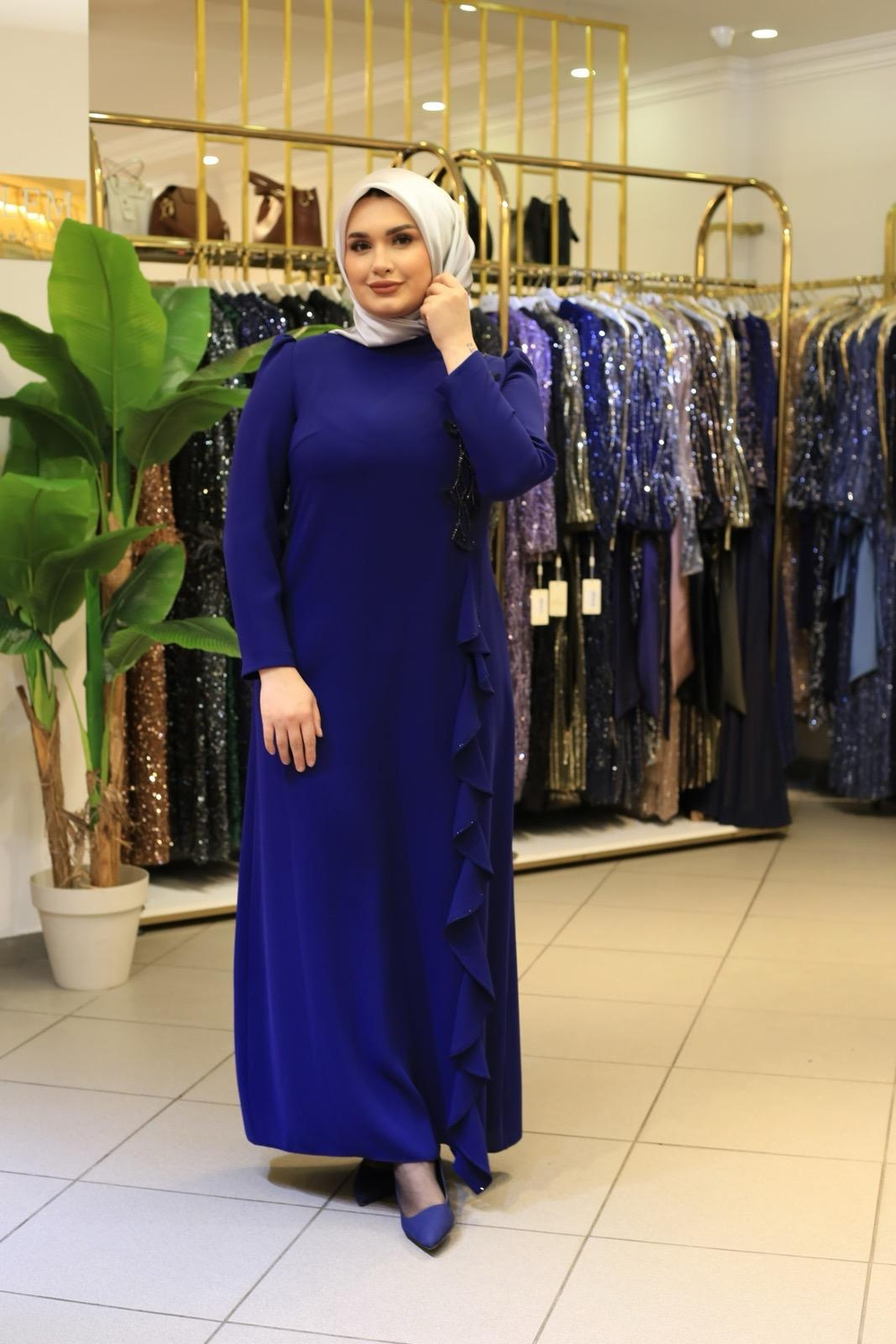 ÇİÇEKLİ VE ETEĞİ DALGALI ELBİSE 5715 KOD