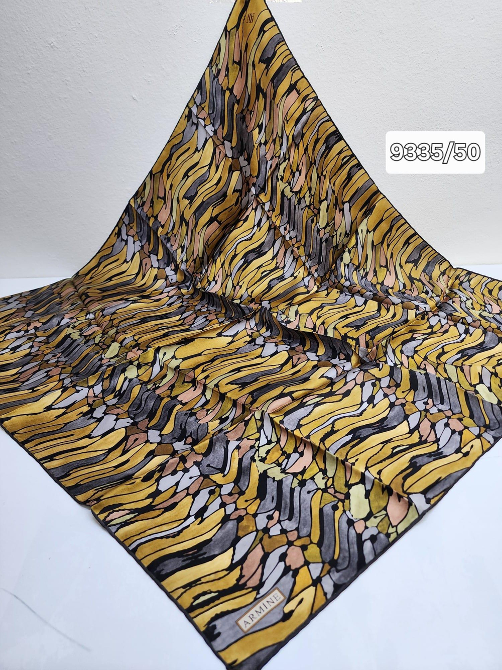 9335/50 كود 9335/50 وشاح من الحرير الخالص المنقوش بالألوان المزخرفة بالحرير الخالص