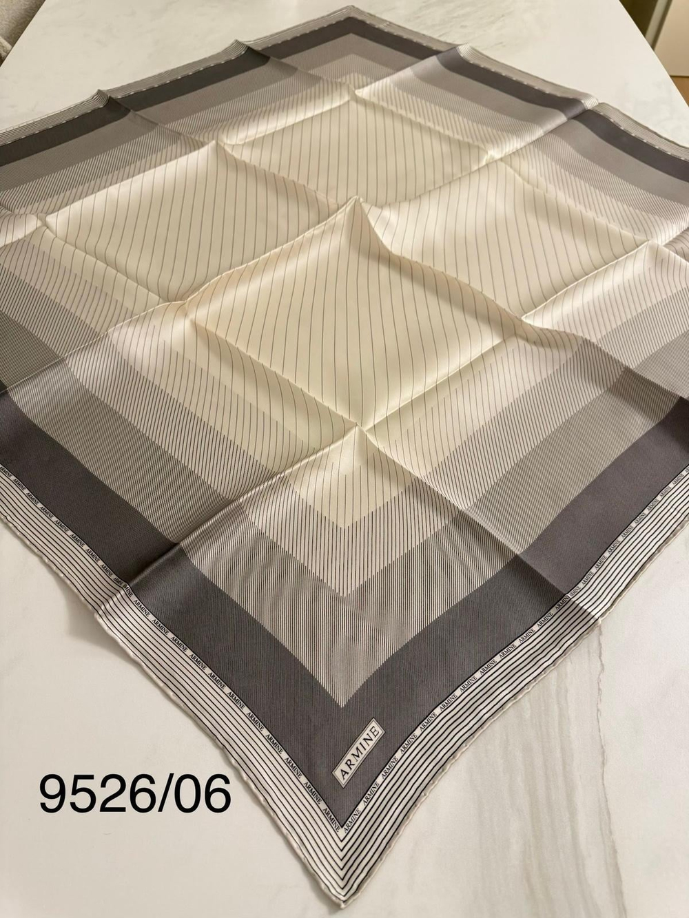 9526/06 CODE ÇİCGİ MOTIF ARMİNE FOULARD EN SOIE PURE