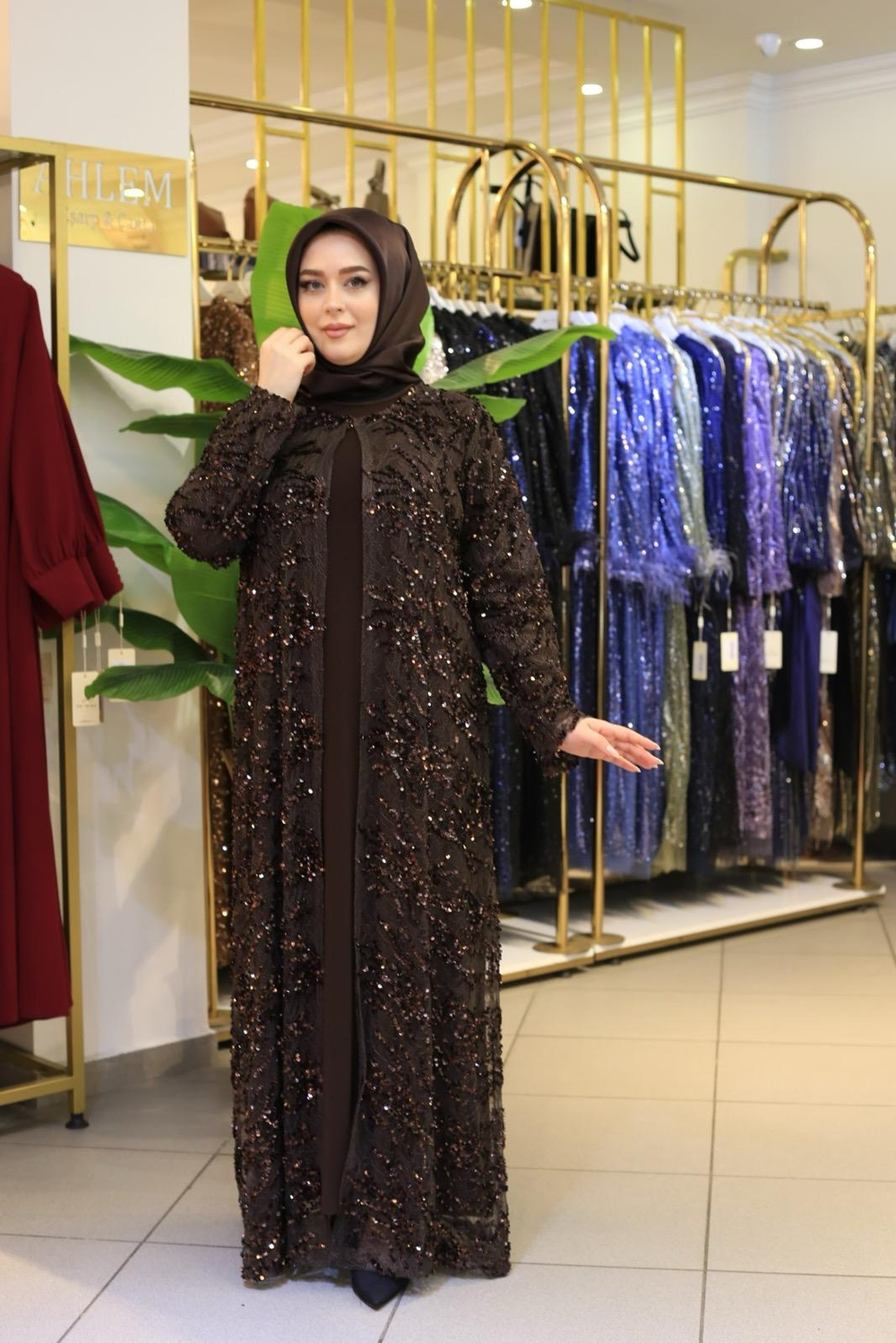 BEY701 طقم عباءة مزين بالحجارة المرمزة