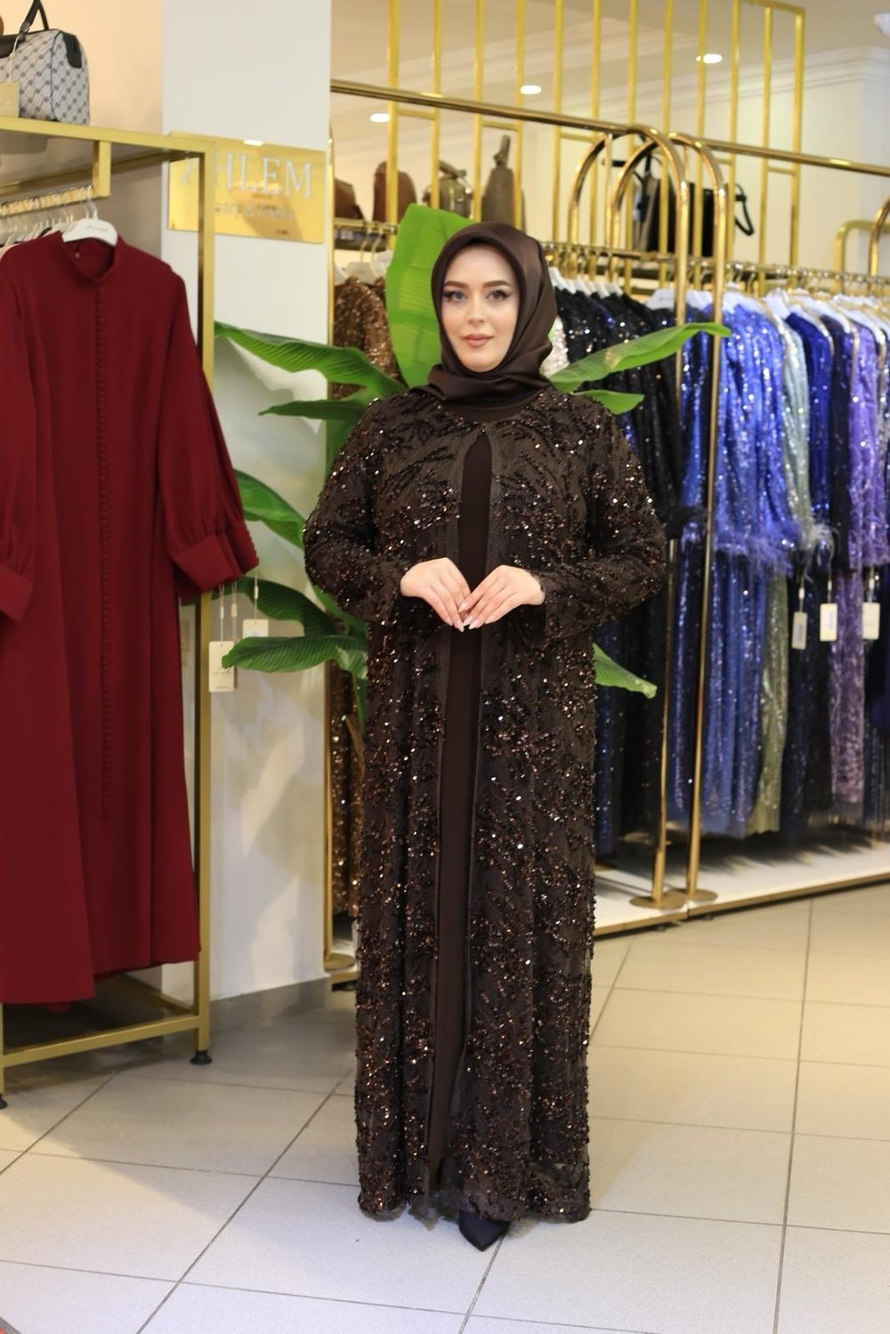 BEY701 طقم عباءة مزين بالحجارة المرمزة