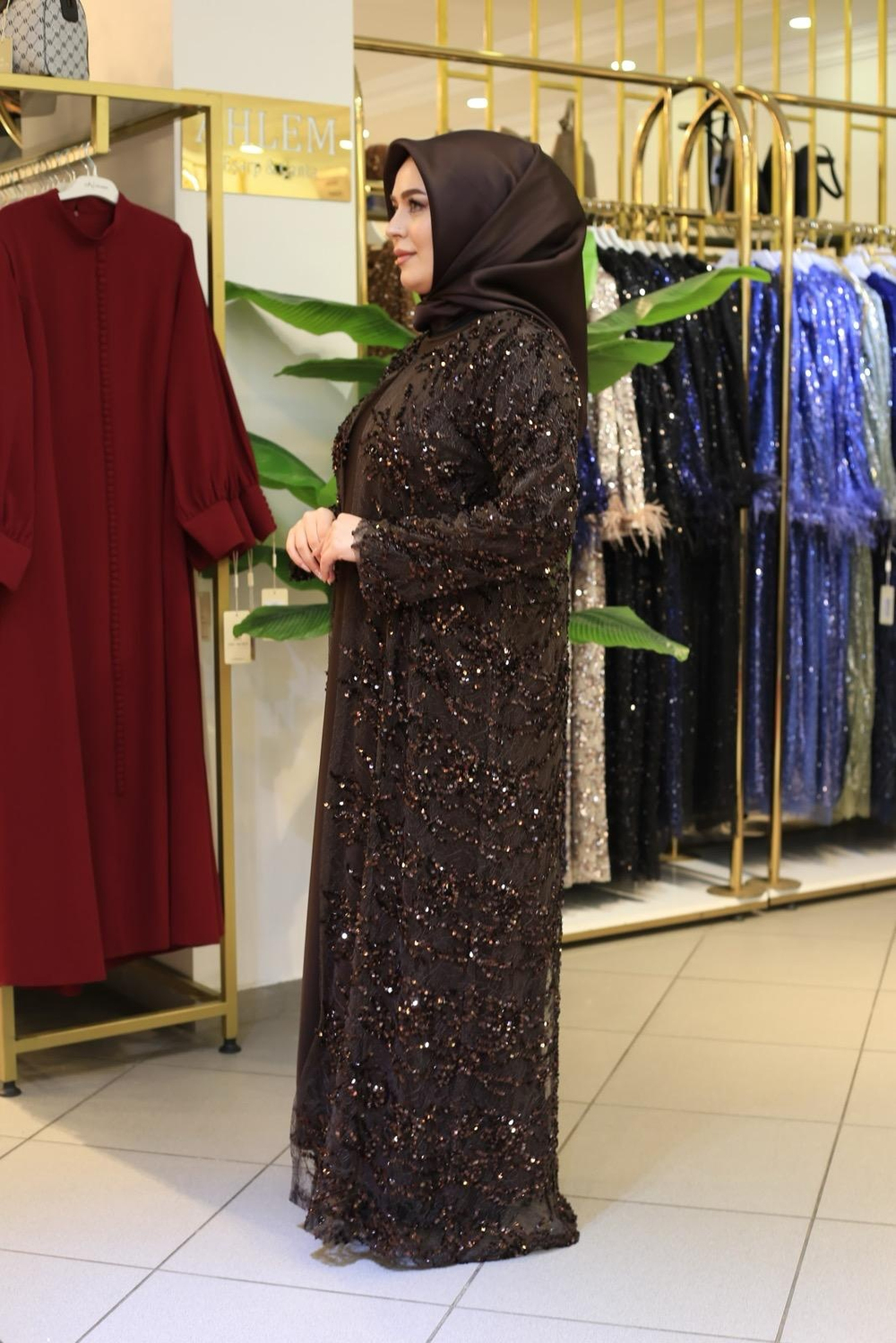 BEY701 طقم عباءة مزين بالحجارة المرمزة