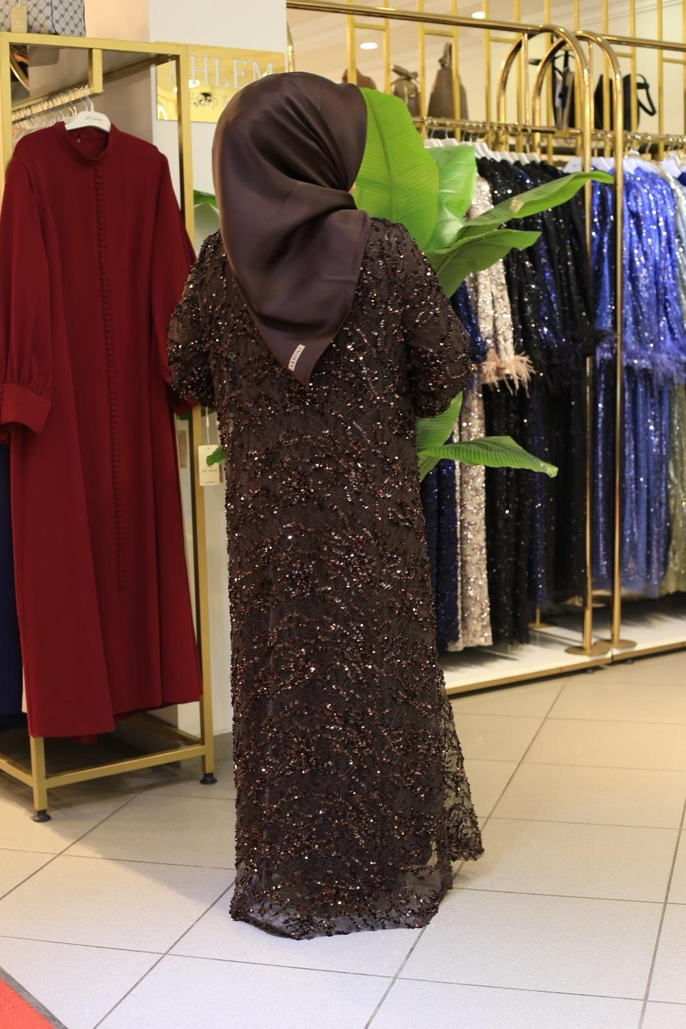 BEY701 طقم عباءة مزين بالحجارة المرمزة