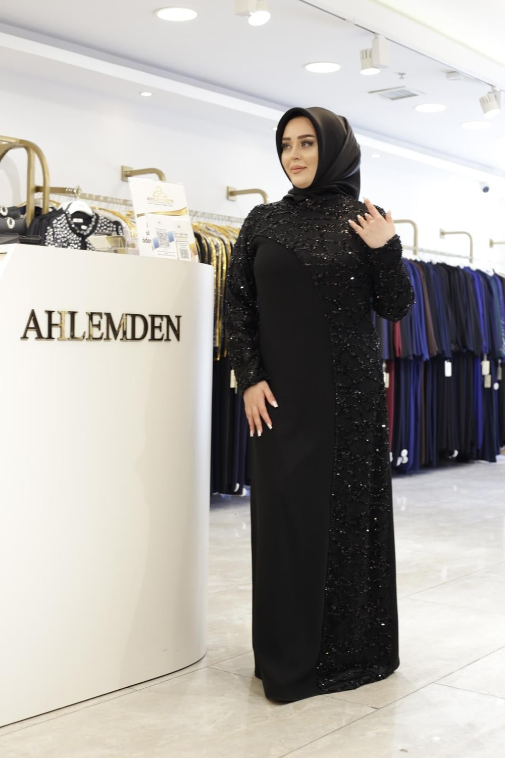 3185 KOD KENDİNDEN PUL DETAYLI ELBİSE