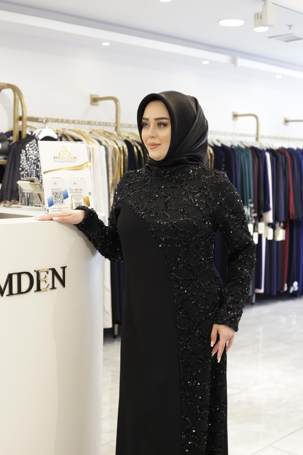 3185 KOD KENDİNDEN PUL DETAYLI ELBİSE