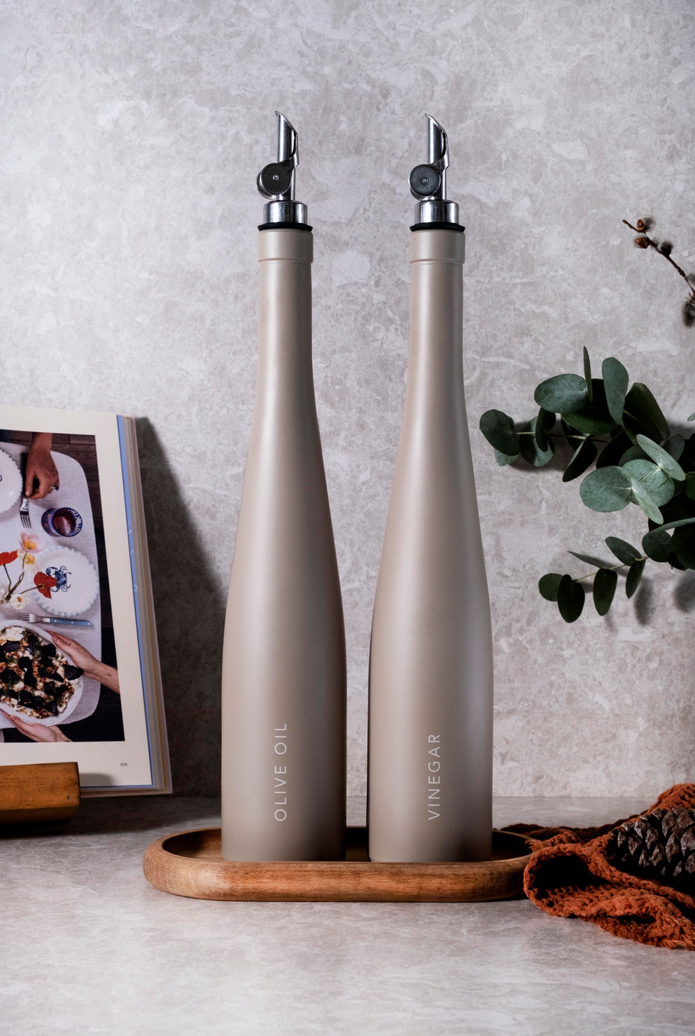 Prestige - 2'li 500ml Gri Dekorlu Cam Yağlık & Sirkelik Seti - Gümüş Başlıklı ve Ahşap Standlı