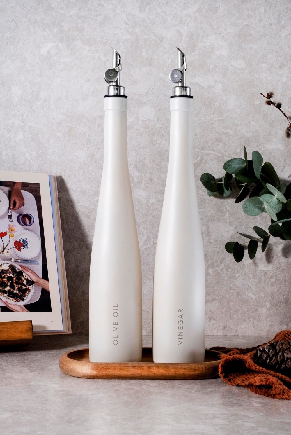 Prestige - 2'li 500ml Kırık Beyaz Dekorlu Cam Yağlık & Sirkelik Seti - Gümüş Başlıklı ve Ahşap Standlı