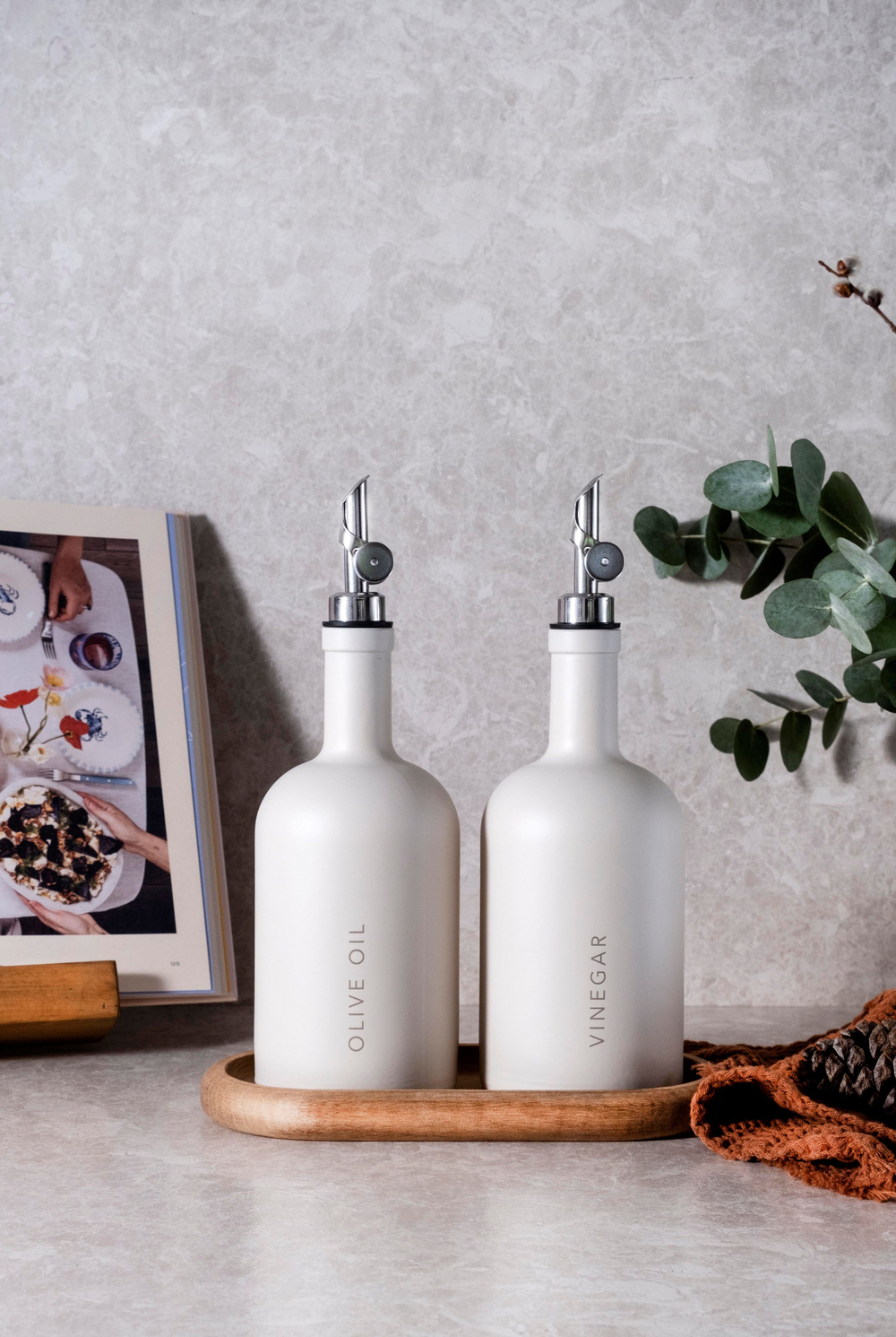 Ice - 2'li 500ml Kırık Beyaz Dekorlu Cam Yağlık & Sirkelik Seti - Gümüş Başlıklı ve Ahşap Standlı
