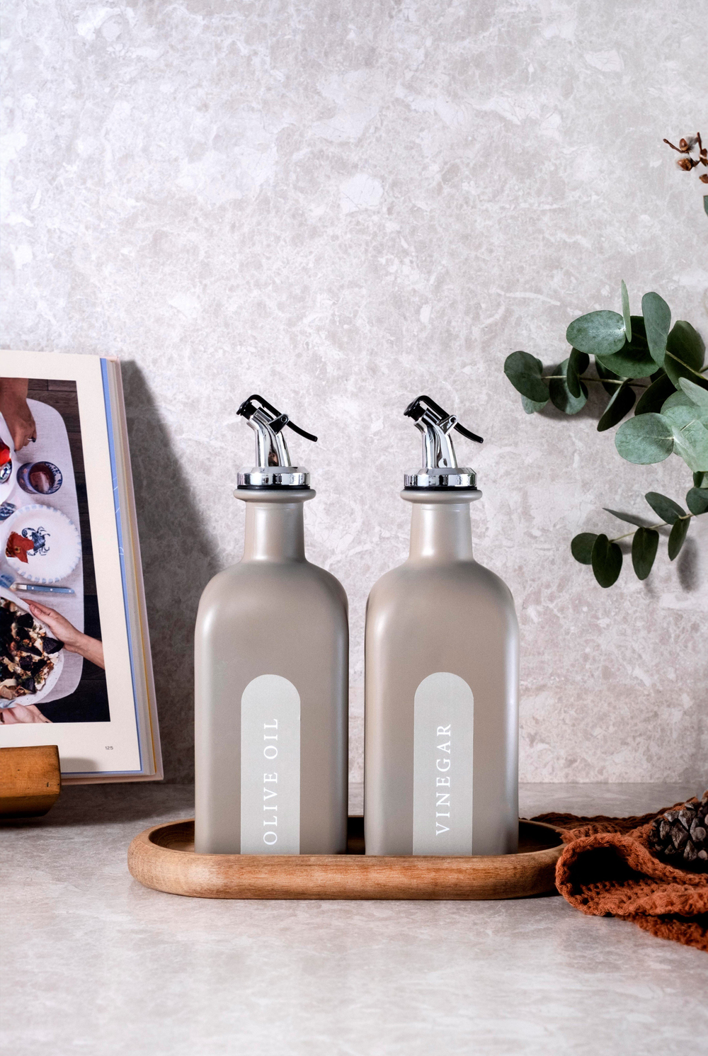 Quadro - 2'li 500ml Dekorlu Cam Yağlık & Sirkelik Seti - Gümüş Başlıklı ve Ahşap Standlı