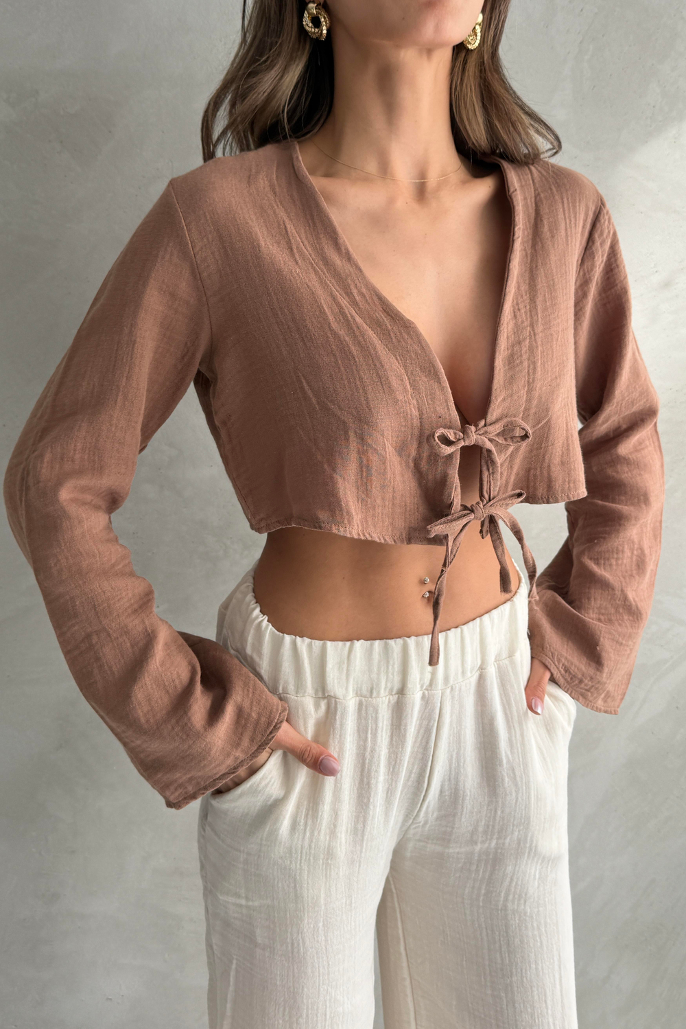 Fiyonk Detaylı Kahverengi Crop Bluz