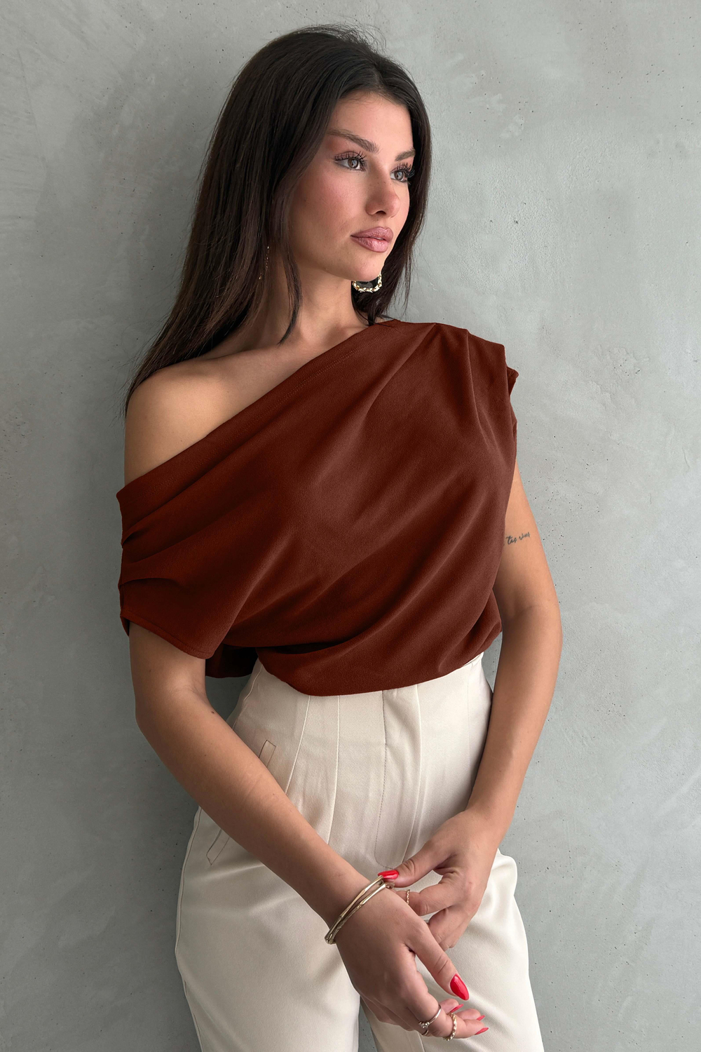 Kahverengi Büzgü/Drape Detaylı Dökümlü Asimetrik Yaka Örme Bluz