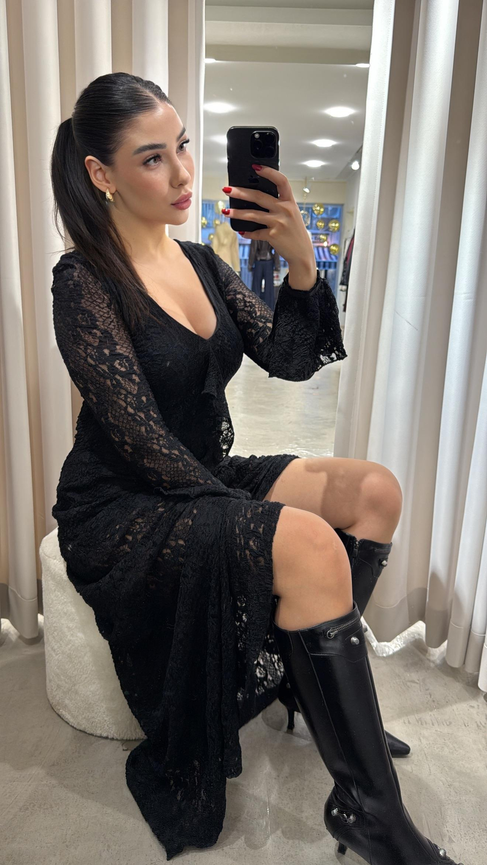 Yırtmaçlı ve Volanlı Maxi Boy Siyah Dantel Elbise
