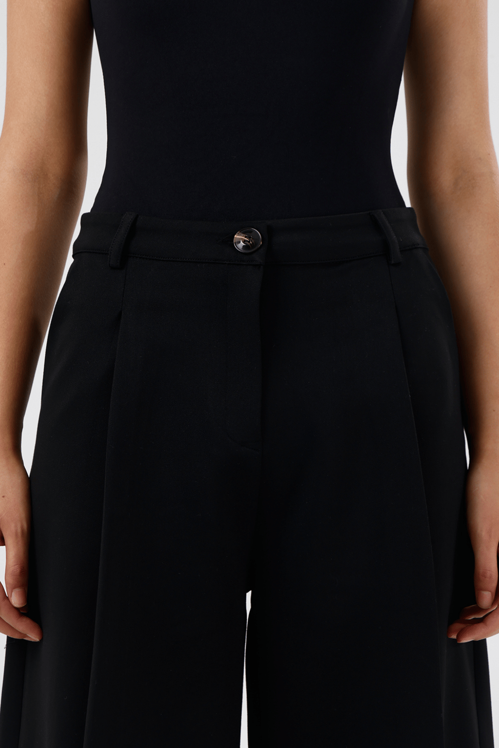 Capella Saten Gabardin Siyah Bermuda , Pantolon