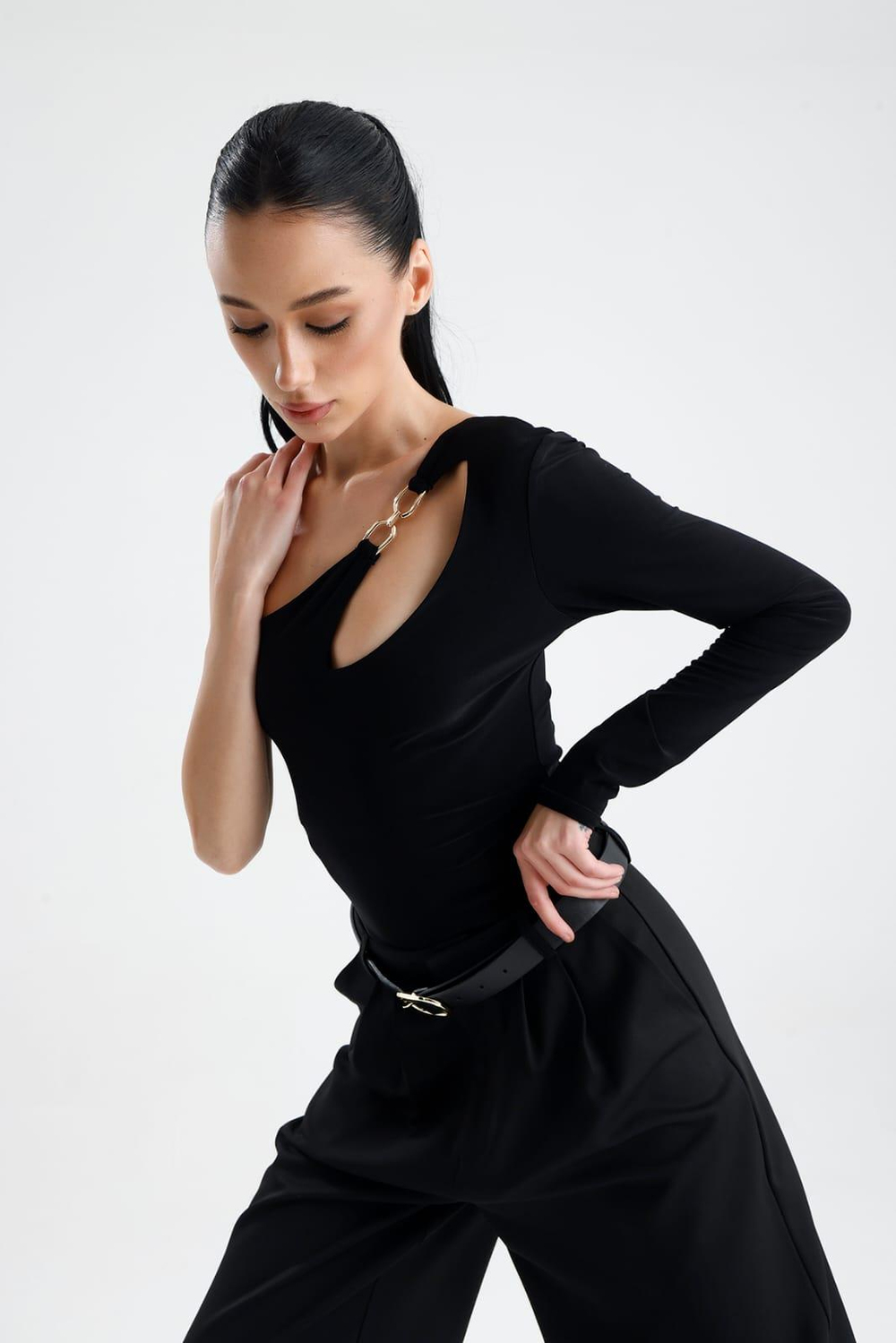 VALETTA Tek Kol Zincir Detaylı Siyah Body Suit
