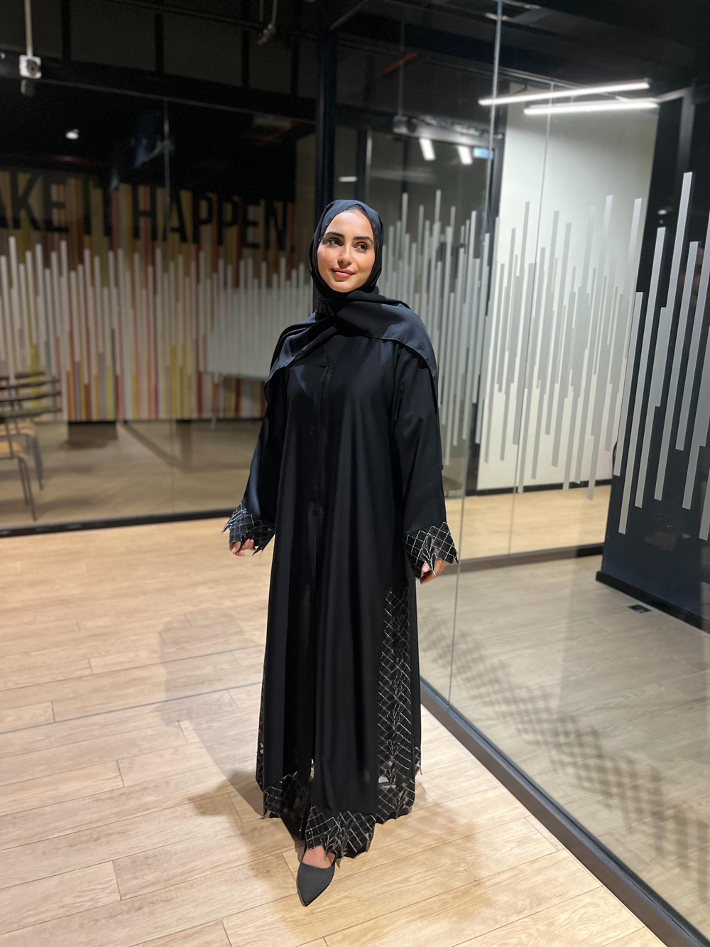 Güpür detaylı şalıyla takım çıtçıtlı abaya