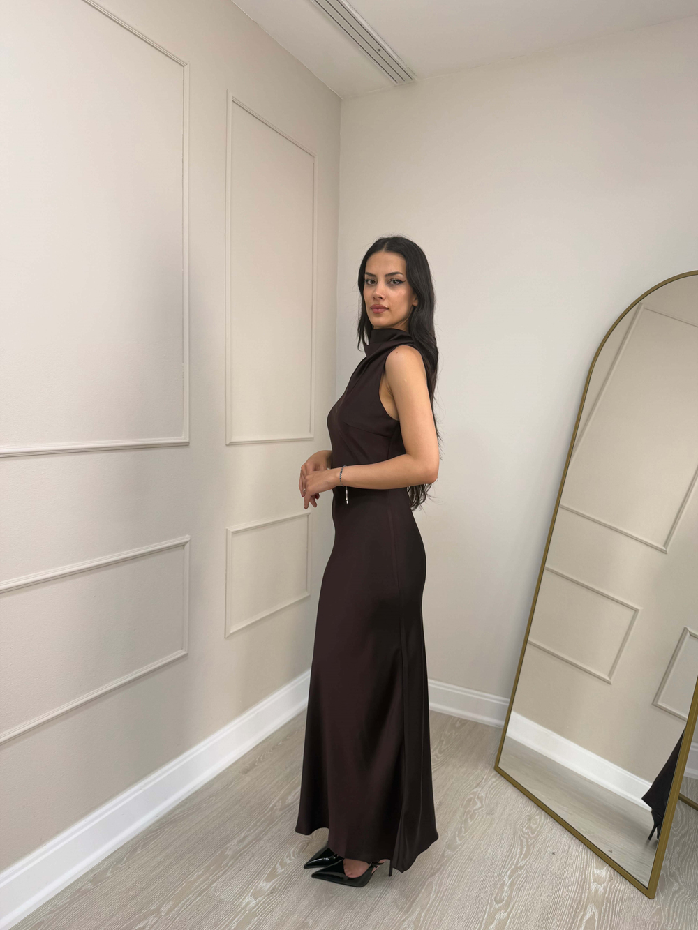 KAHVE DRAPELİ SATEN MAXİ ELBİSE-ÖN SİPARİŞTİR