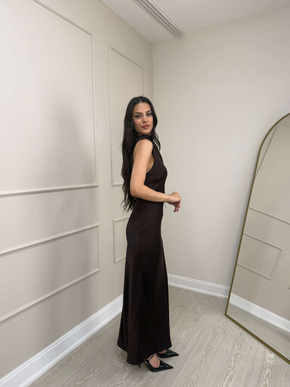 KAHVE DRAPELİ SATEN MAXİ ELBİSE-ÖN SİPARİŞTİR