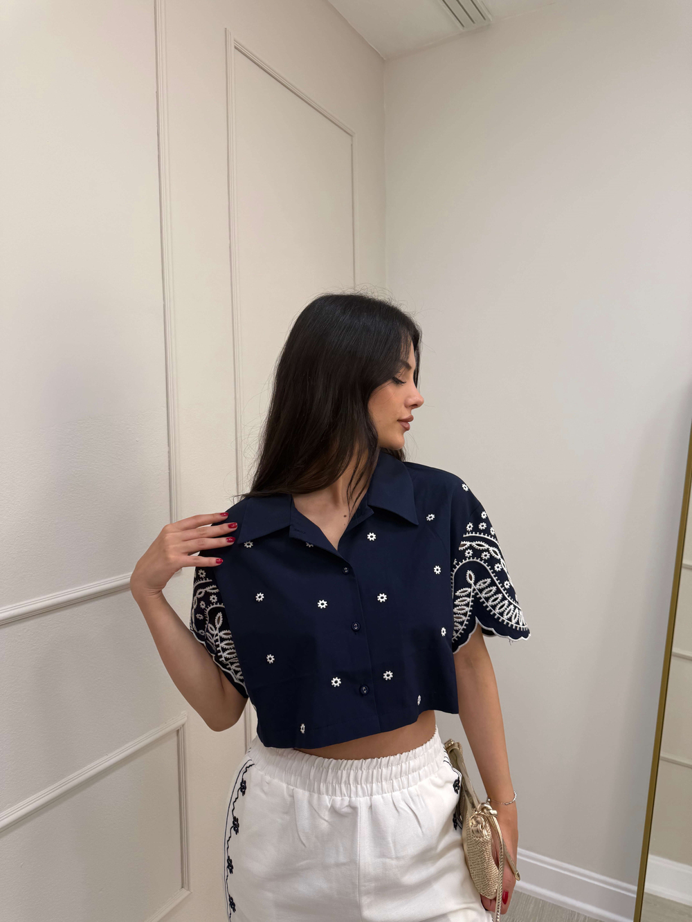 LACİVERT ÇİÇEK İŞLEMELİ CROP GÖMLEK