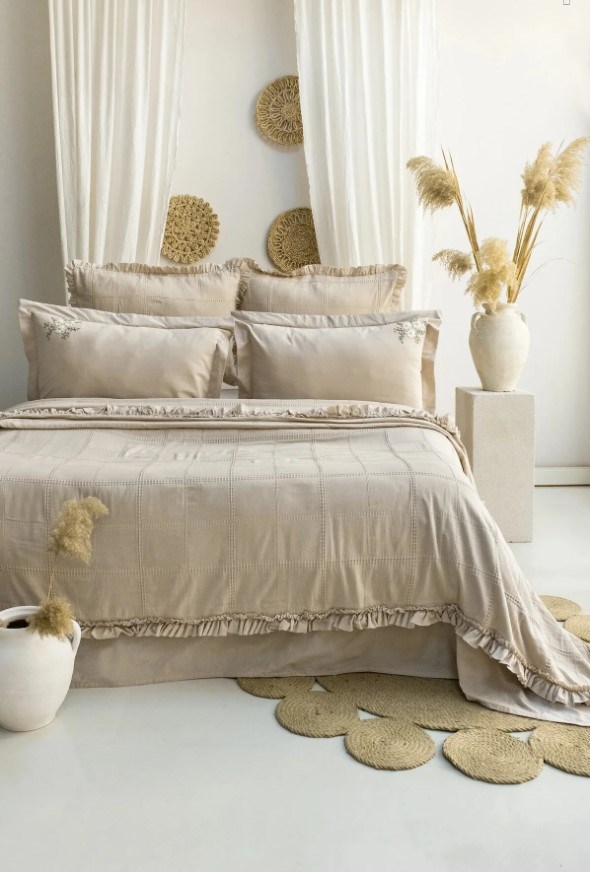 Şaheser Home Collection Fiorella Yatak Örtüsü Seti, Fırfır Detaylı %100 Pamuk Jakarlı Kumaş, El Nakışlı 6'lı Yatak Örtüsü