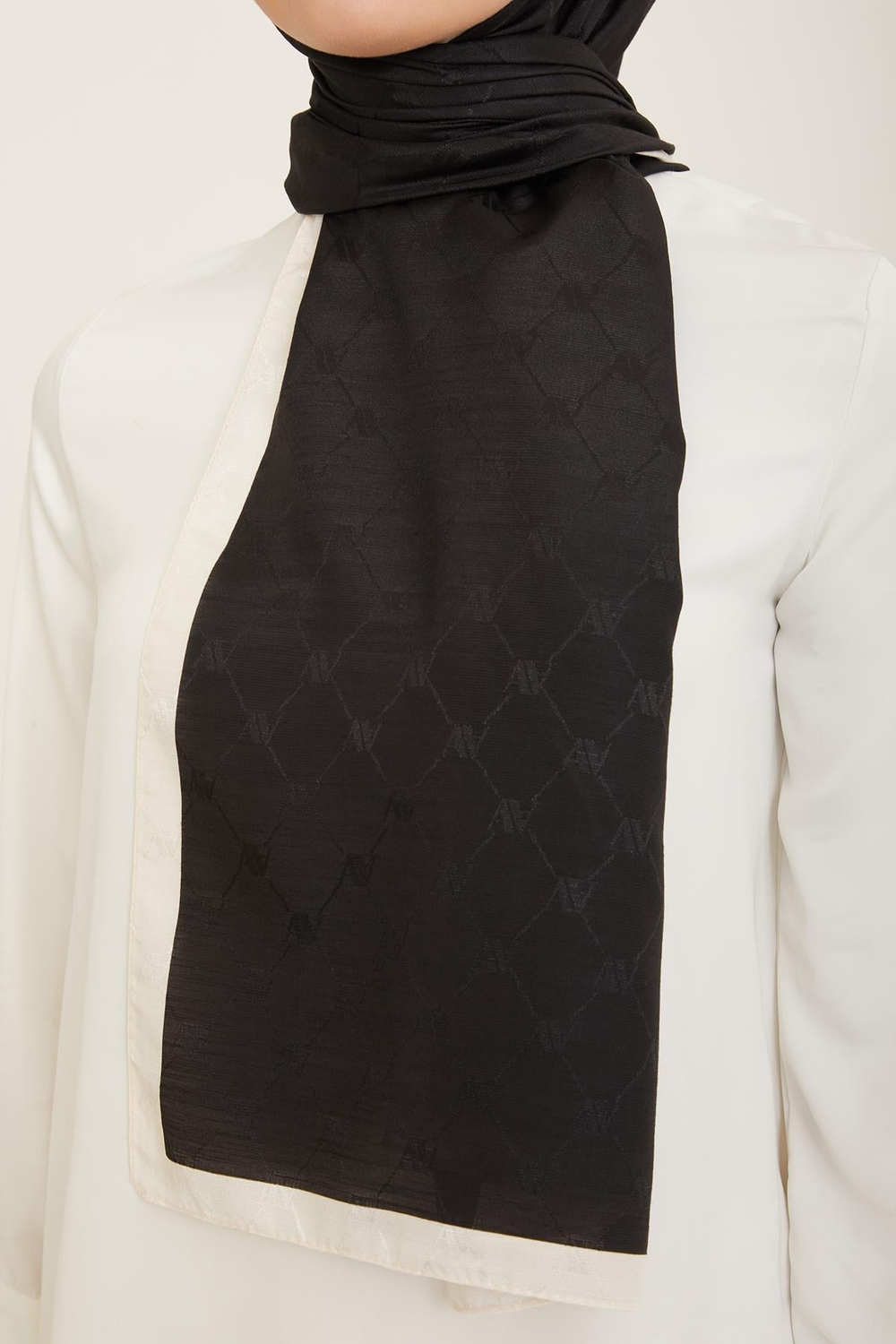 Armine Trend Monogram Şal - 2 - Siyah Ekru 158