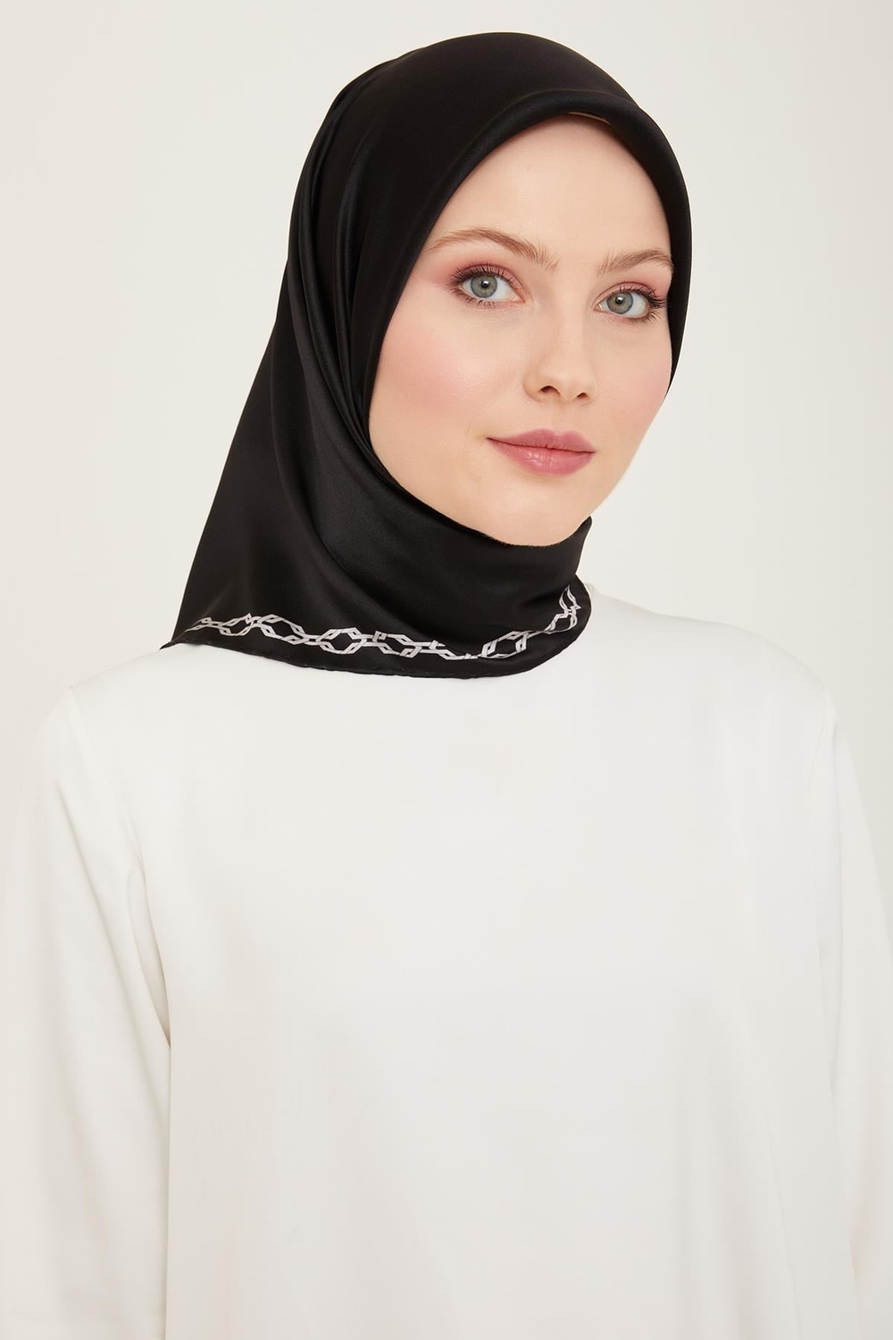 Armine İpek Eşarp 2024 Yaz - 9154-01 Siyah Gümüş Sura