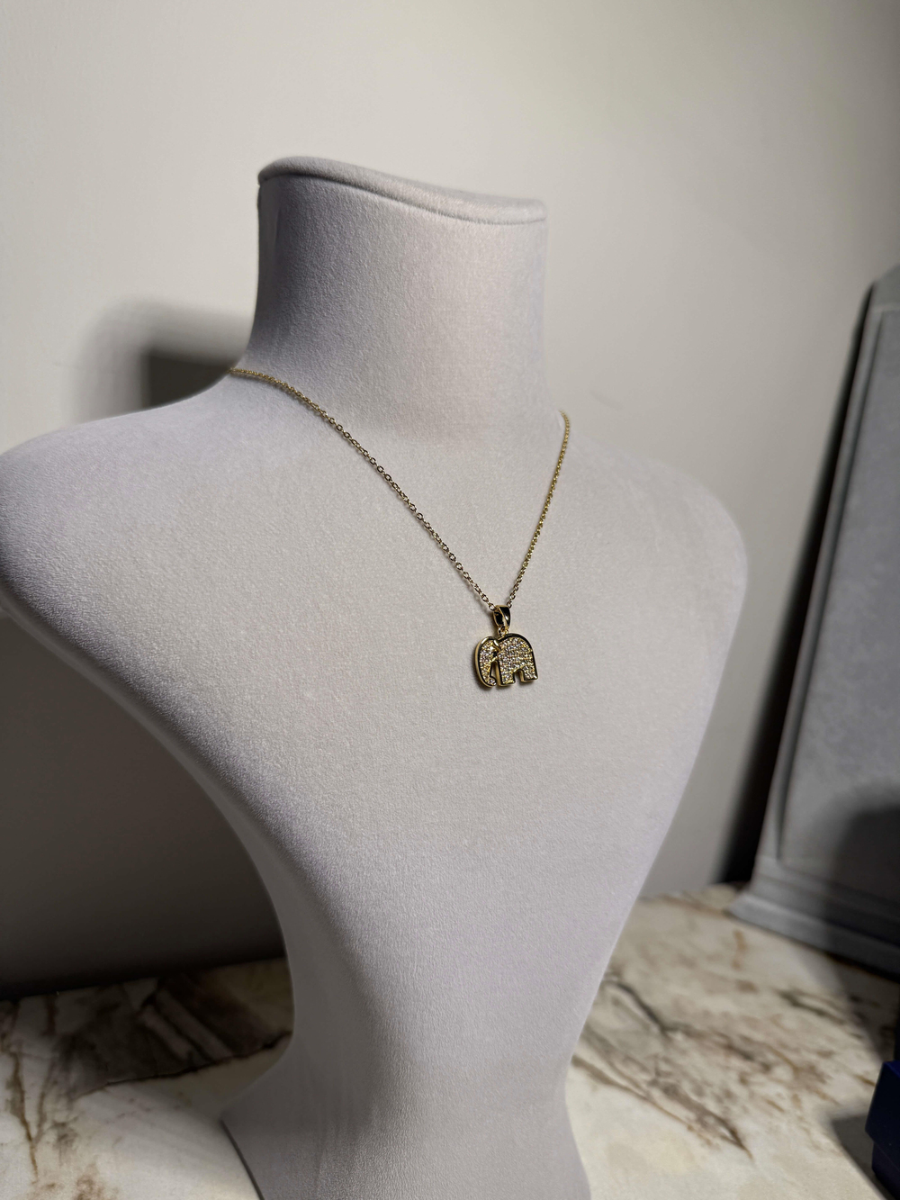 GOLD DETAY TAŞLI FİL ÇELİK KOLYE