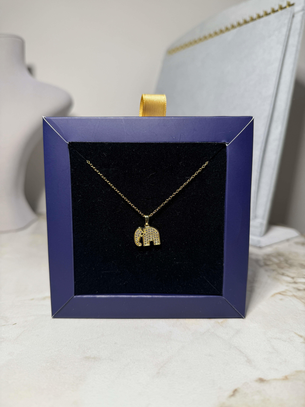 GOLD DETAY TAŞLI FİL ÇELİK KOLYE