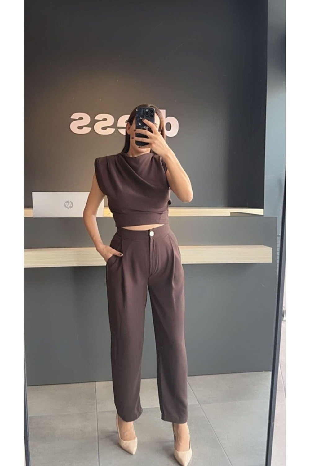 Kadın Omzu Vatkalı Drape Detaylı Bluz Havuç Pantolon Kahve İkili Takım