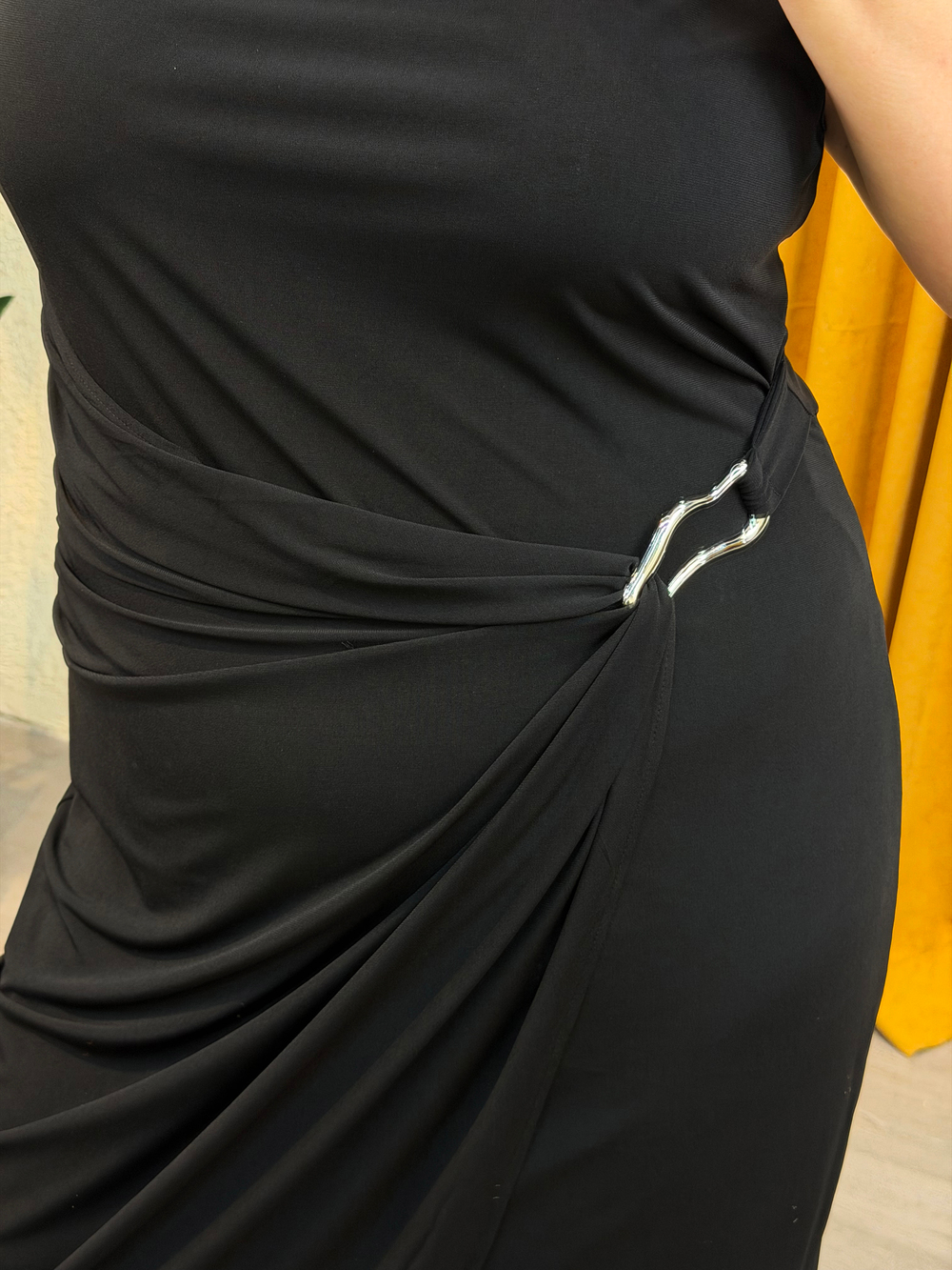 Midi Boy Aksesuar Detaylı Esnek Örme Elbise - Siyah