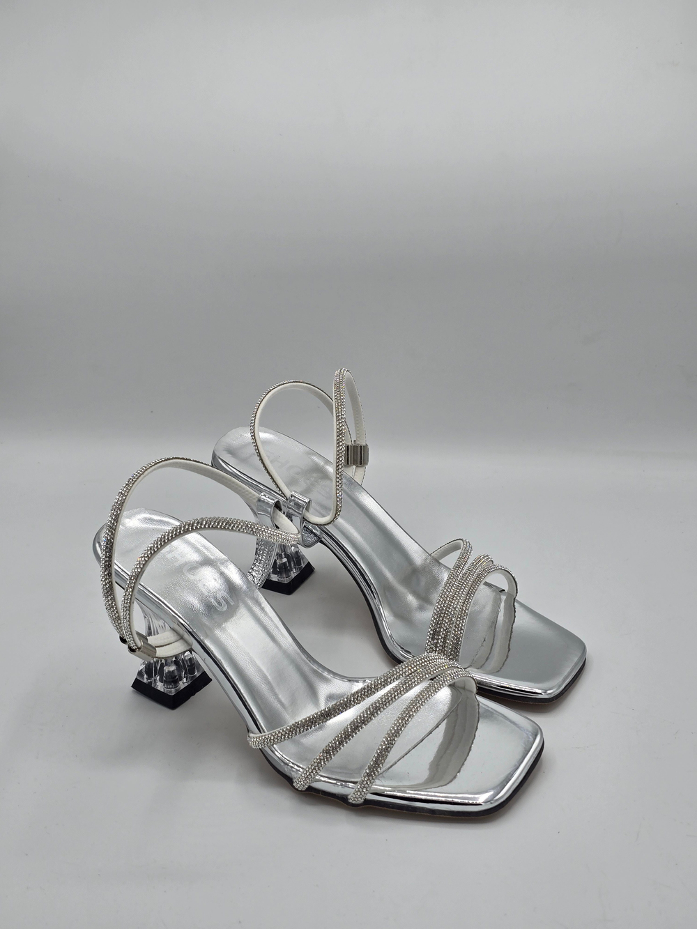 LUVESTASHOES BİLEKTEN GEÇMELİ KARE BURUNLU GRİ TOPUKLU TERLİK
