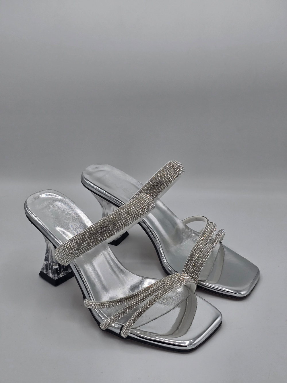 LUVESTASHOES SİMLİ TAŞLI KARE BURUNLU TOPUKLU TERLİK GÜMÜŞ 