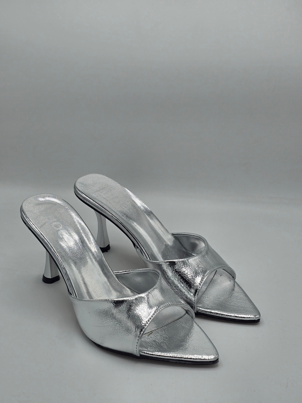 LUVESTASHOES SİVRİ BURUNLU TOPUKLU TERLİK GÜMÜŞ