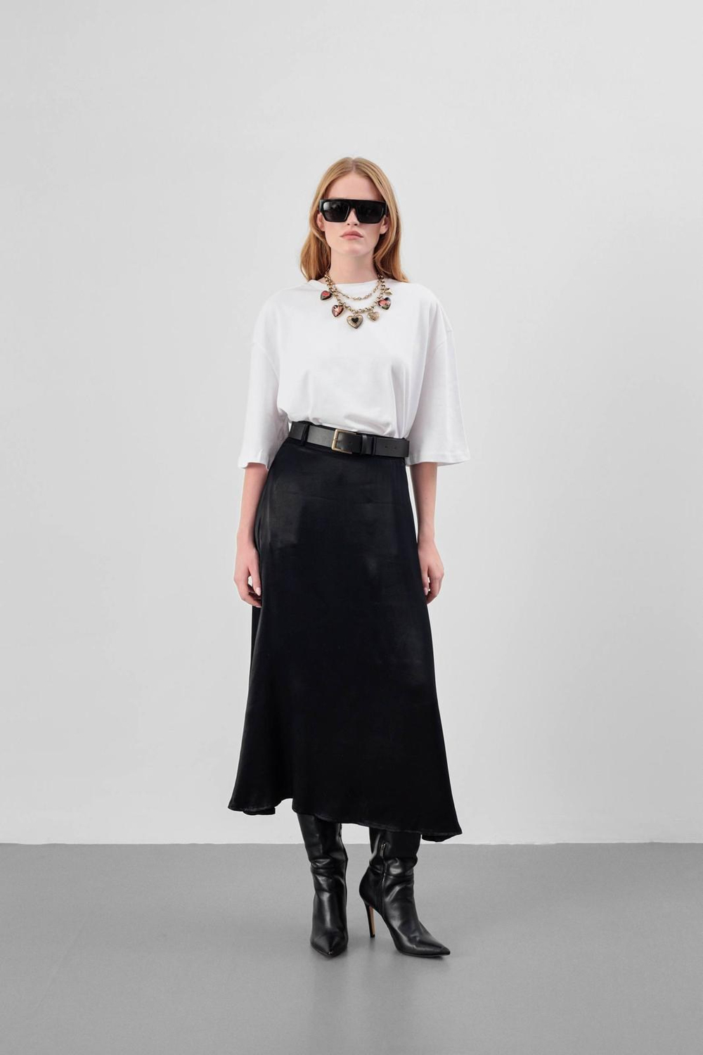 Deri Kemer Detaylı Premium Kalın Saten Midi Etek – Siyah