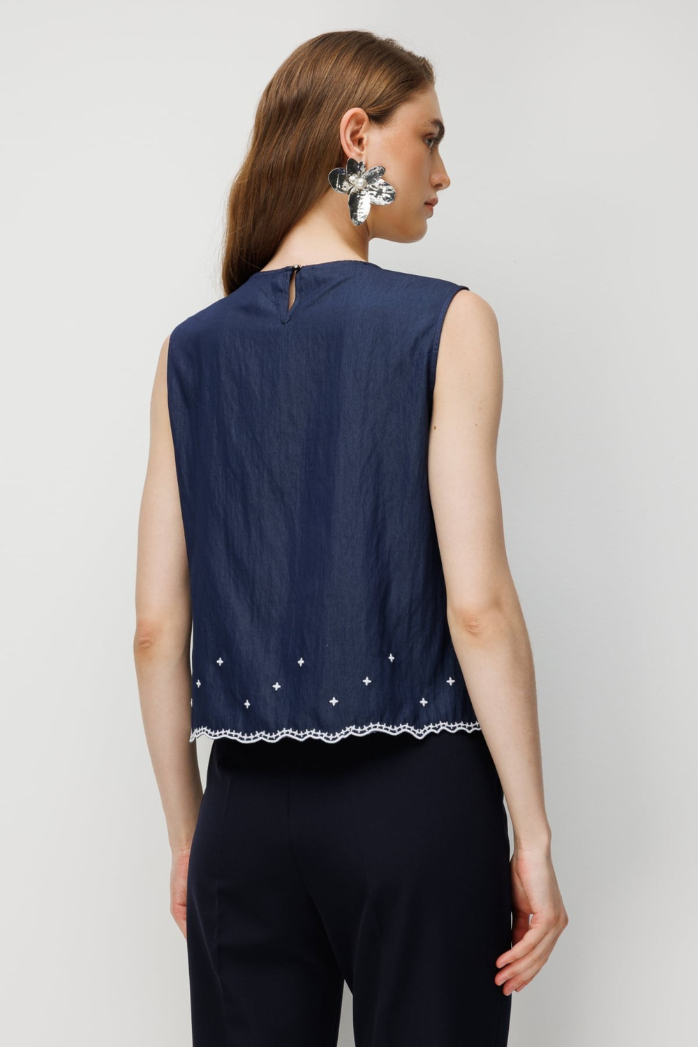 Ekol İşleme Detaylı Kolsuz Bluz INDIGO