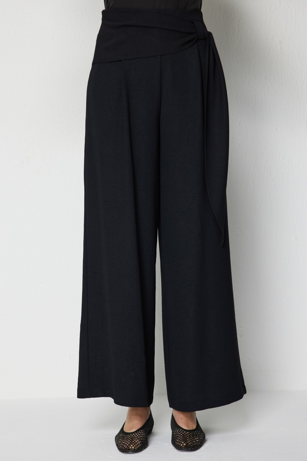 On Beli Fularlı Pile Detaylı Pantolon SIYAH