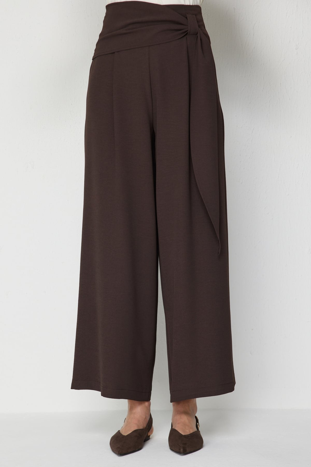 On Beli Fularlı Pile Detaylı Pantolon KAHVE