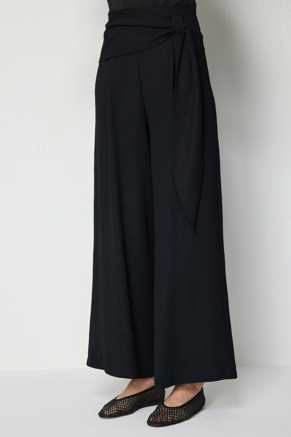 On Beli Fularlı Pile Detaylı Pantolon SIYAH