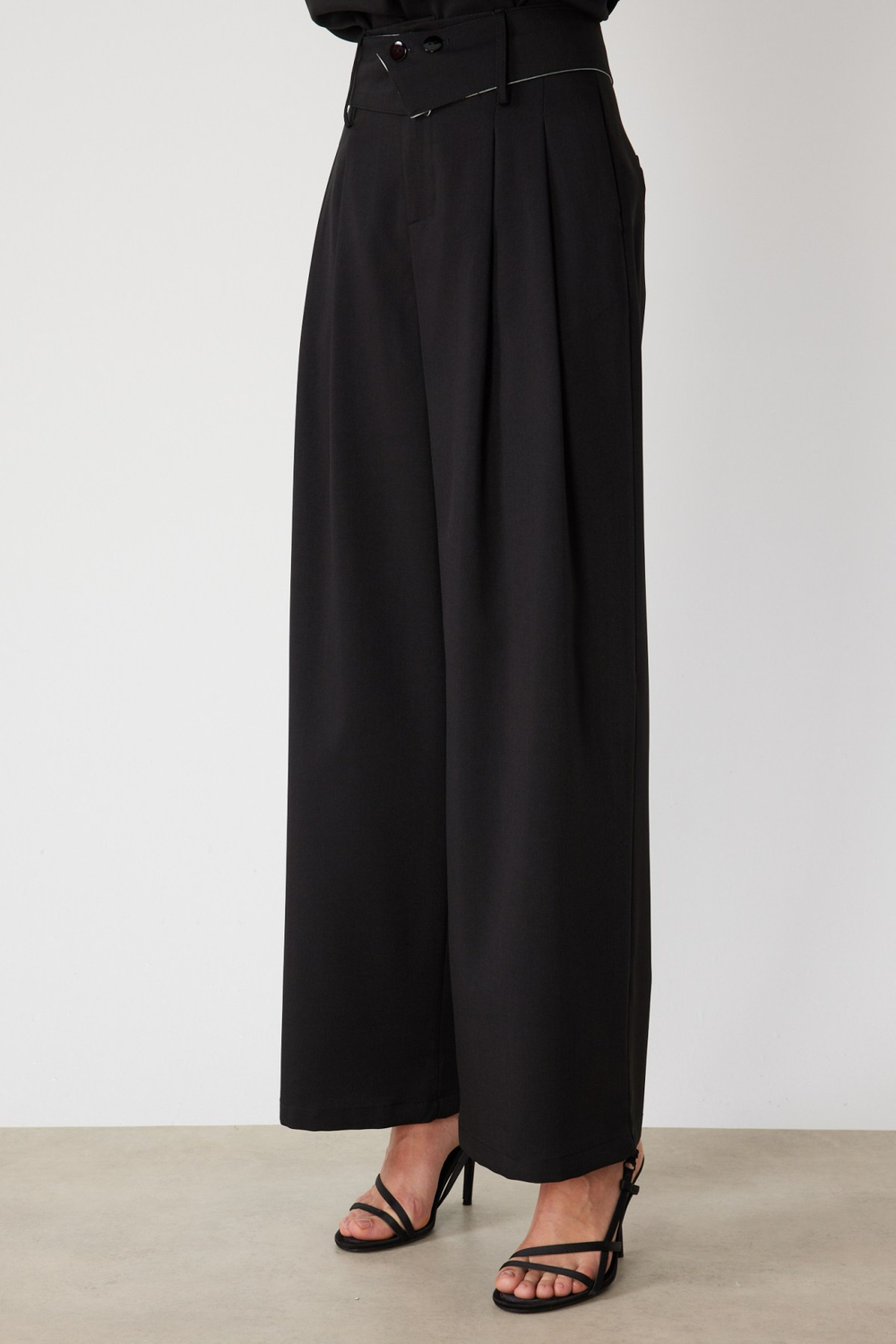 On Beli Kemerli Pileli Pantolon SIYAH