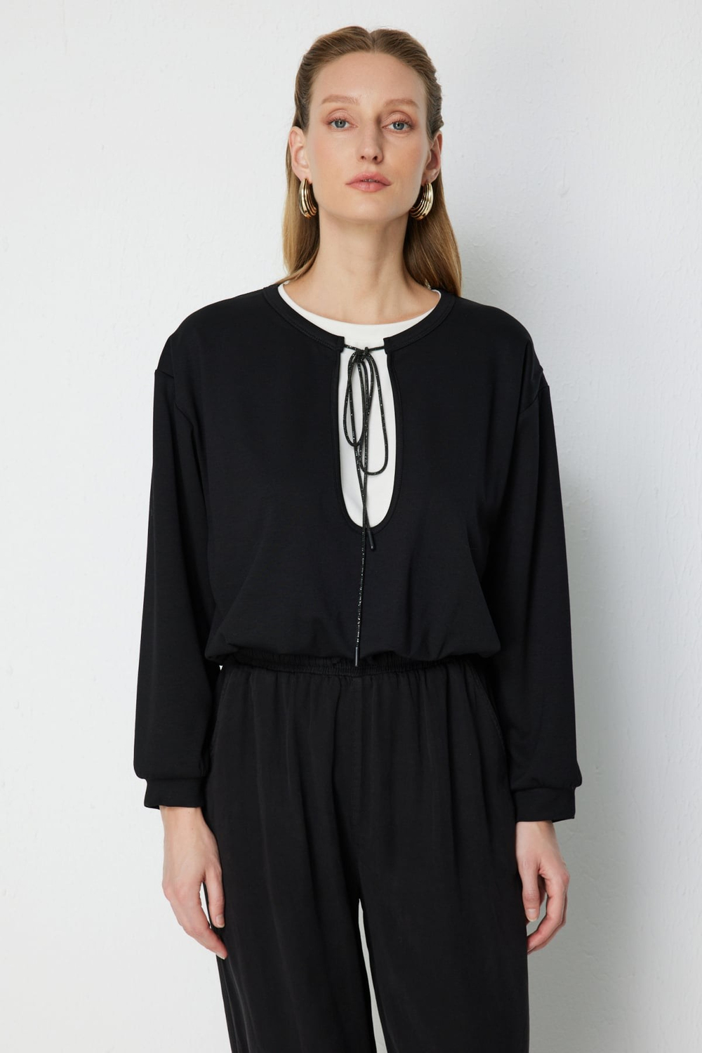 On Beli Lastikli Zincirli Crop Sweat SIYAH