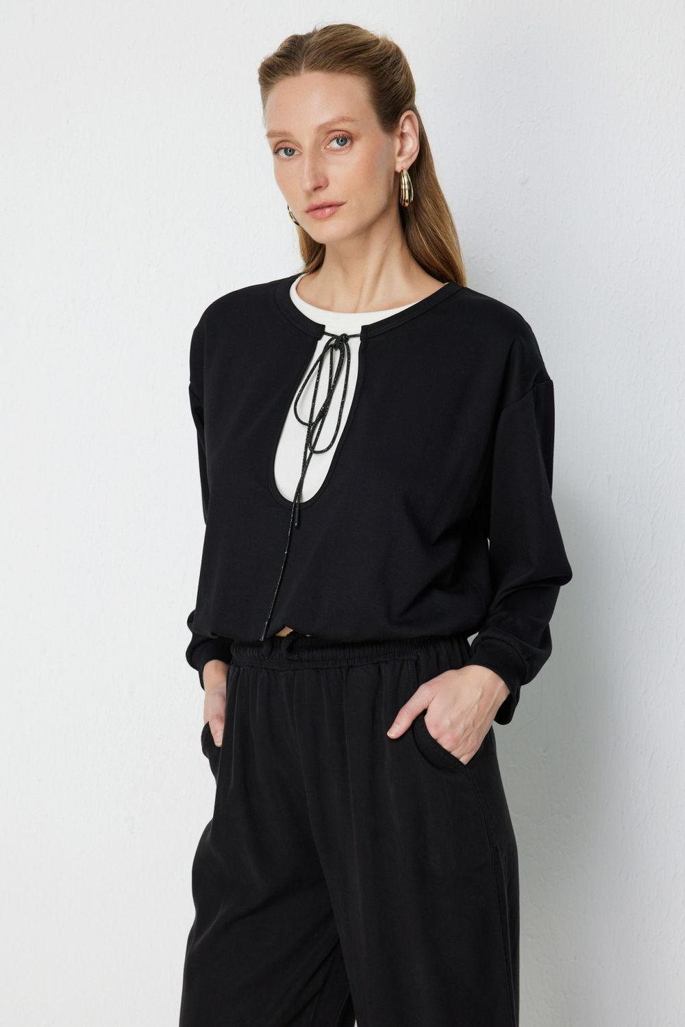 On Beli Lastikli Zincirli Crop Sweat SIYAH