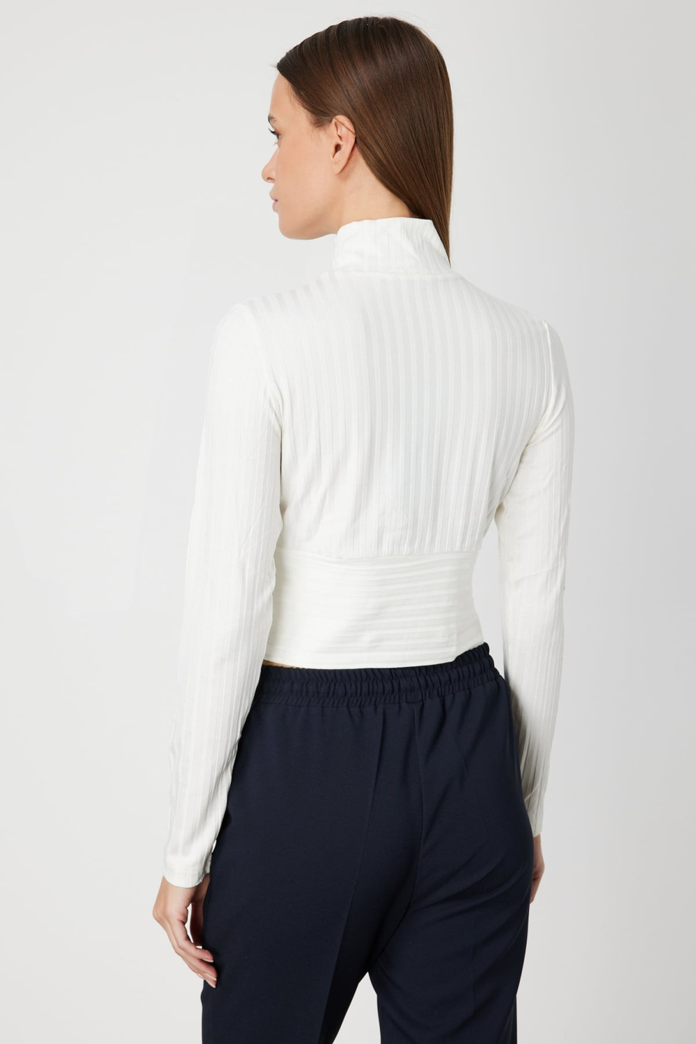 On Dik Yaka Süs Düğmeli Crop Bluz EKRU