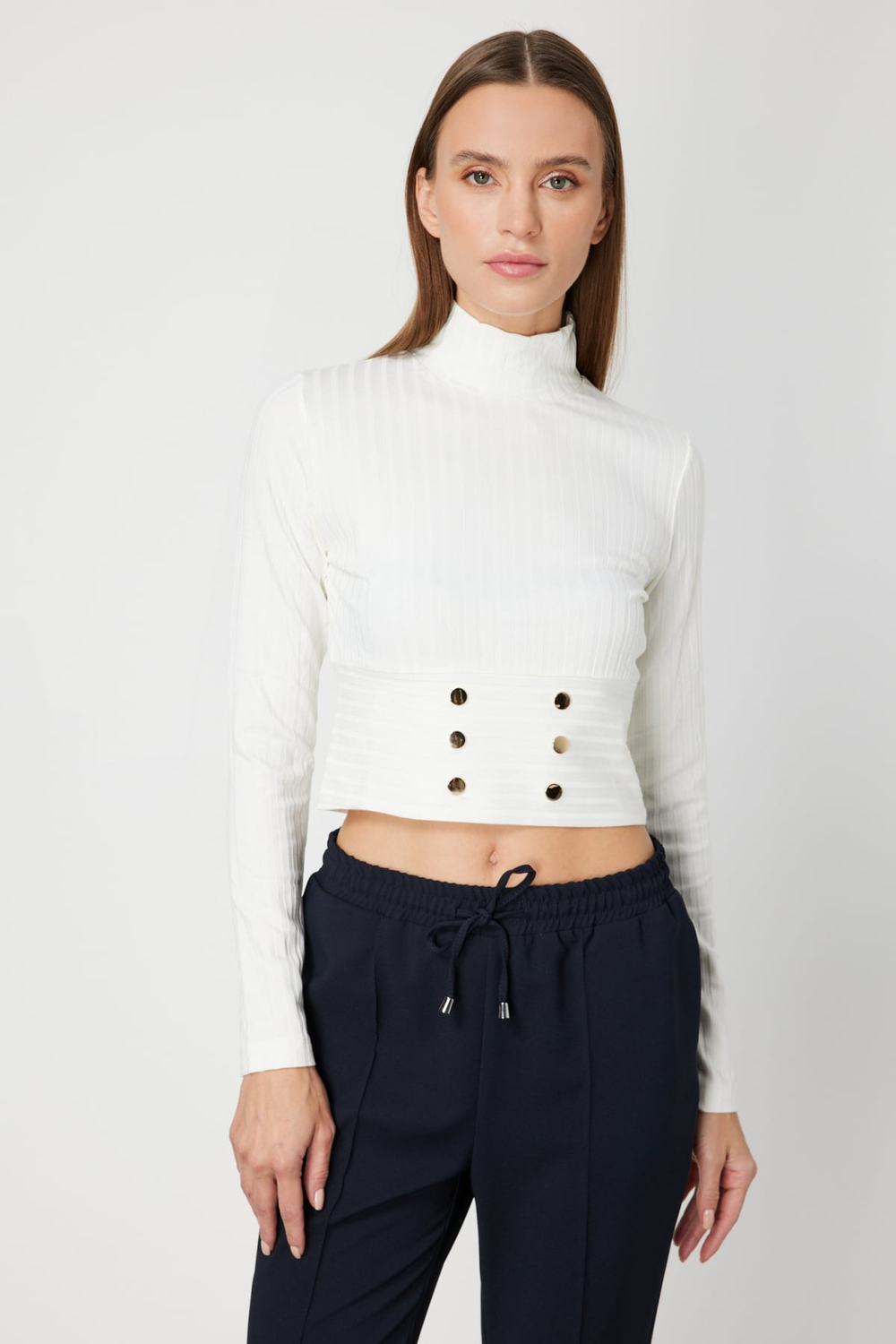 On Dik Yaka Süs Düğmeli Crop Bluz EKRU