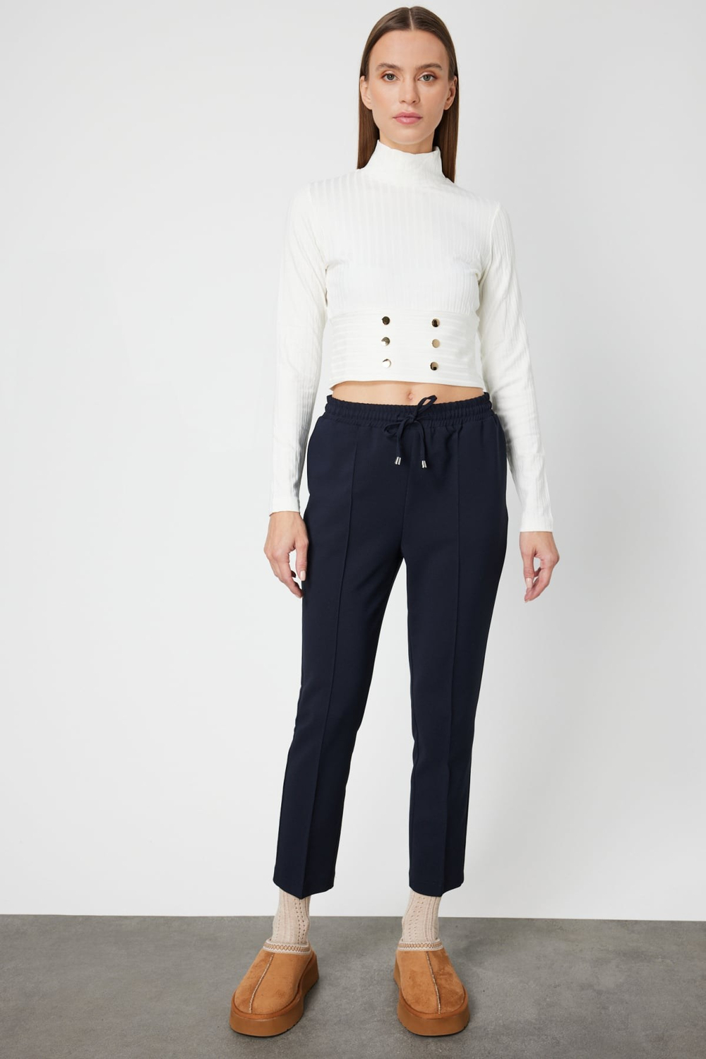 On Dik Yaka Süs Düğmeli Crop Bluz EKRU