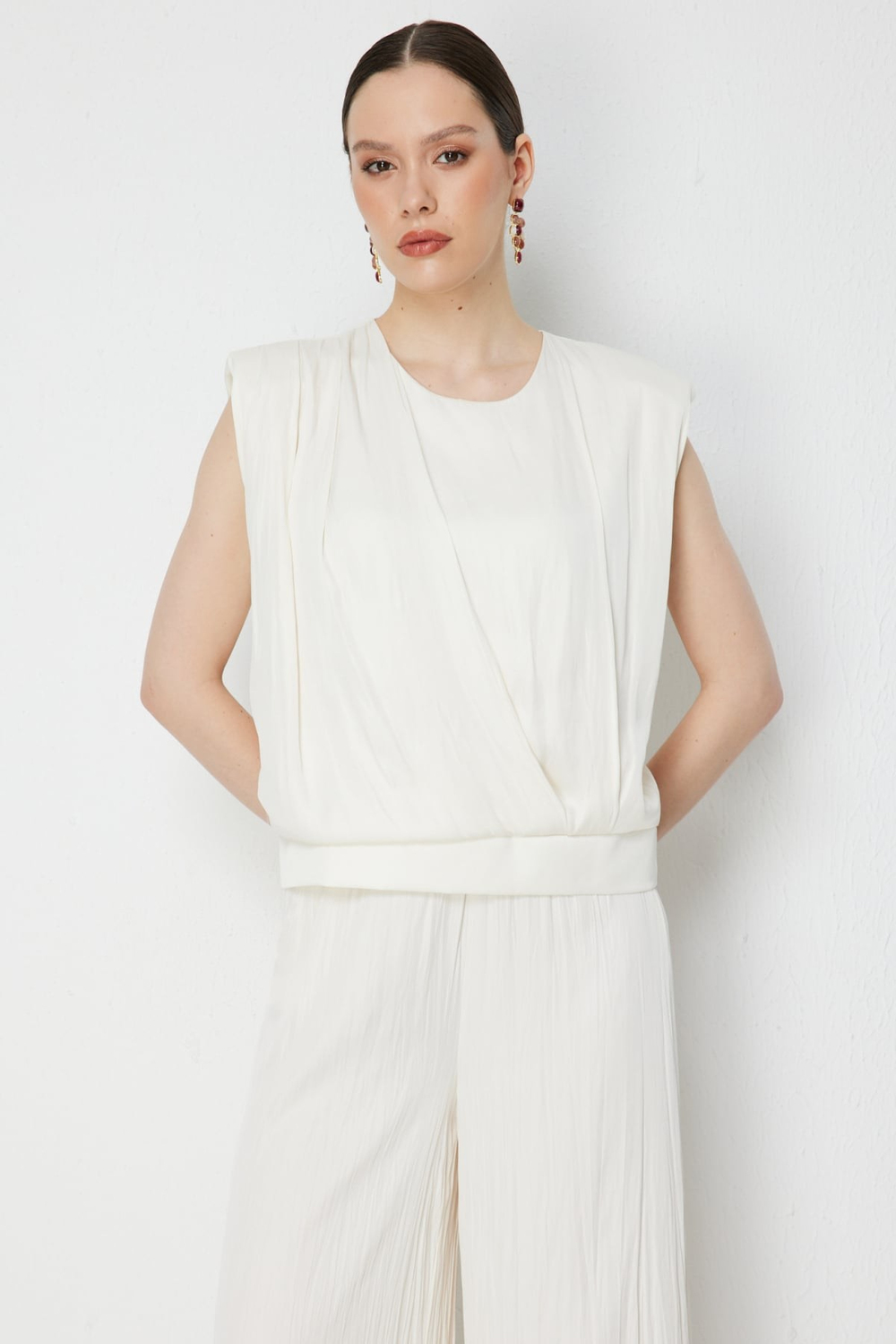 On Drape Detaylı Kolsuz Bluz Ekru