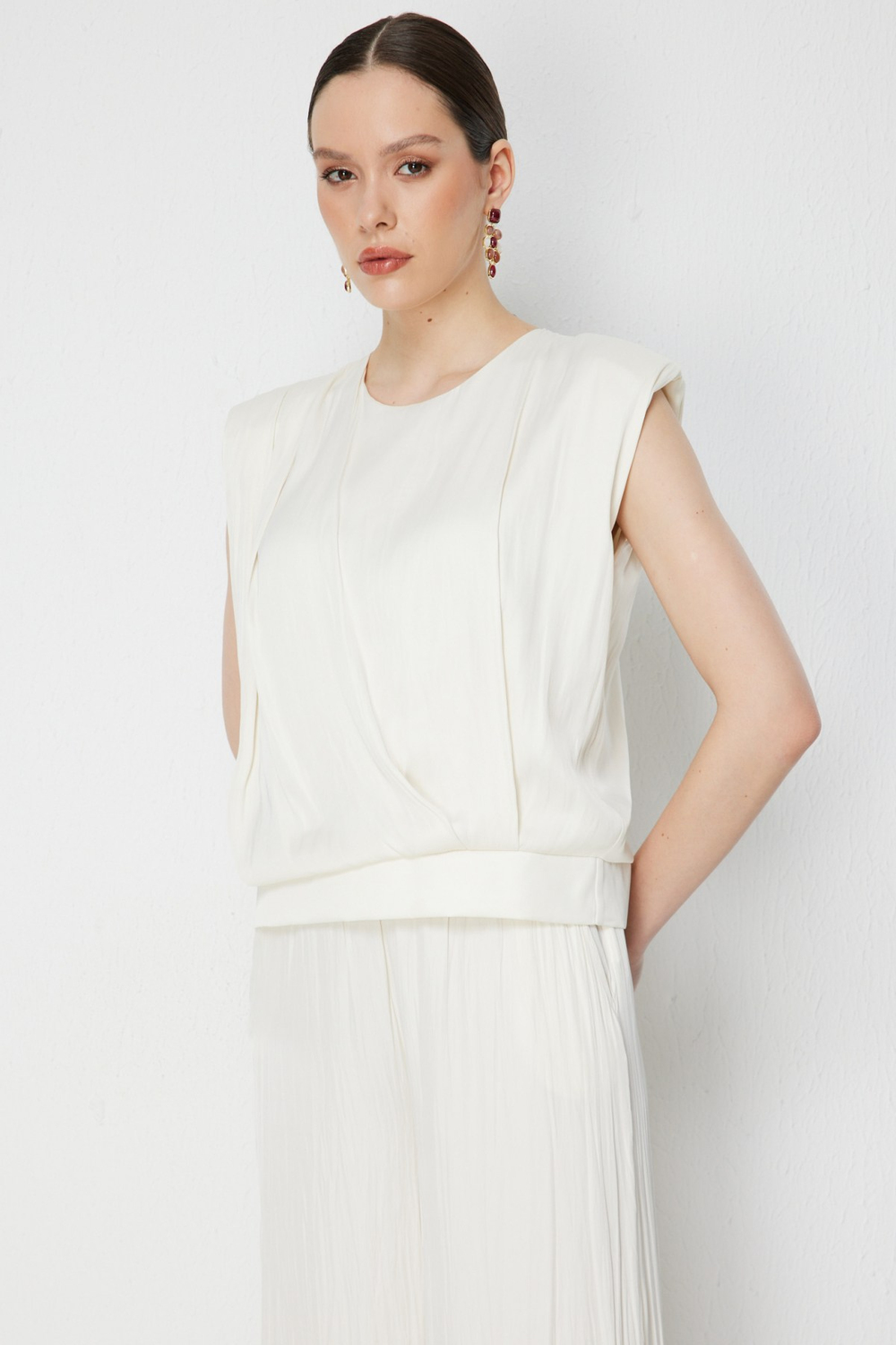 On Drape Detaylı Kolsuz Bluz Ekru