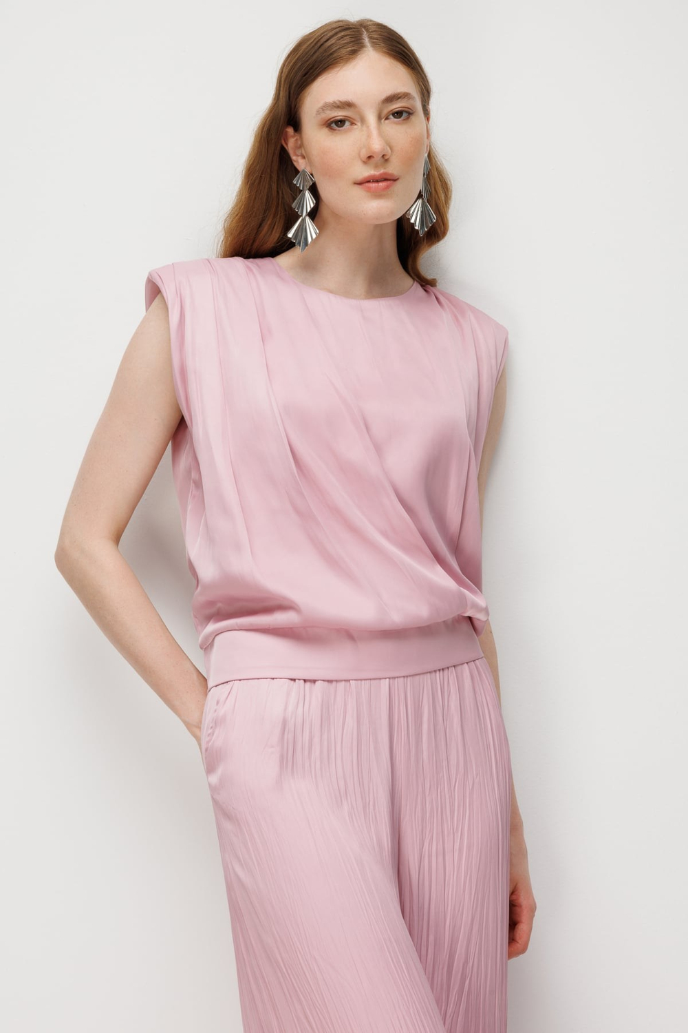 On Drape Detaylı Kolsuz Bluz PUDRA