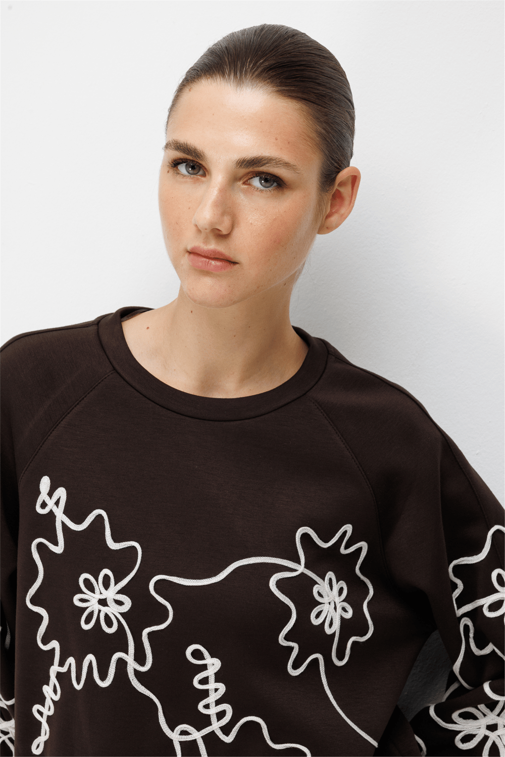 On İşleme Desenli Sıfır Yaka Sweatshirt Kahve