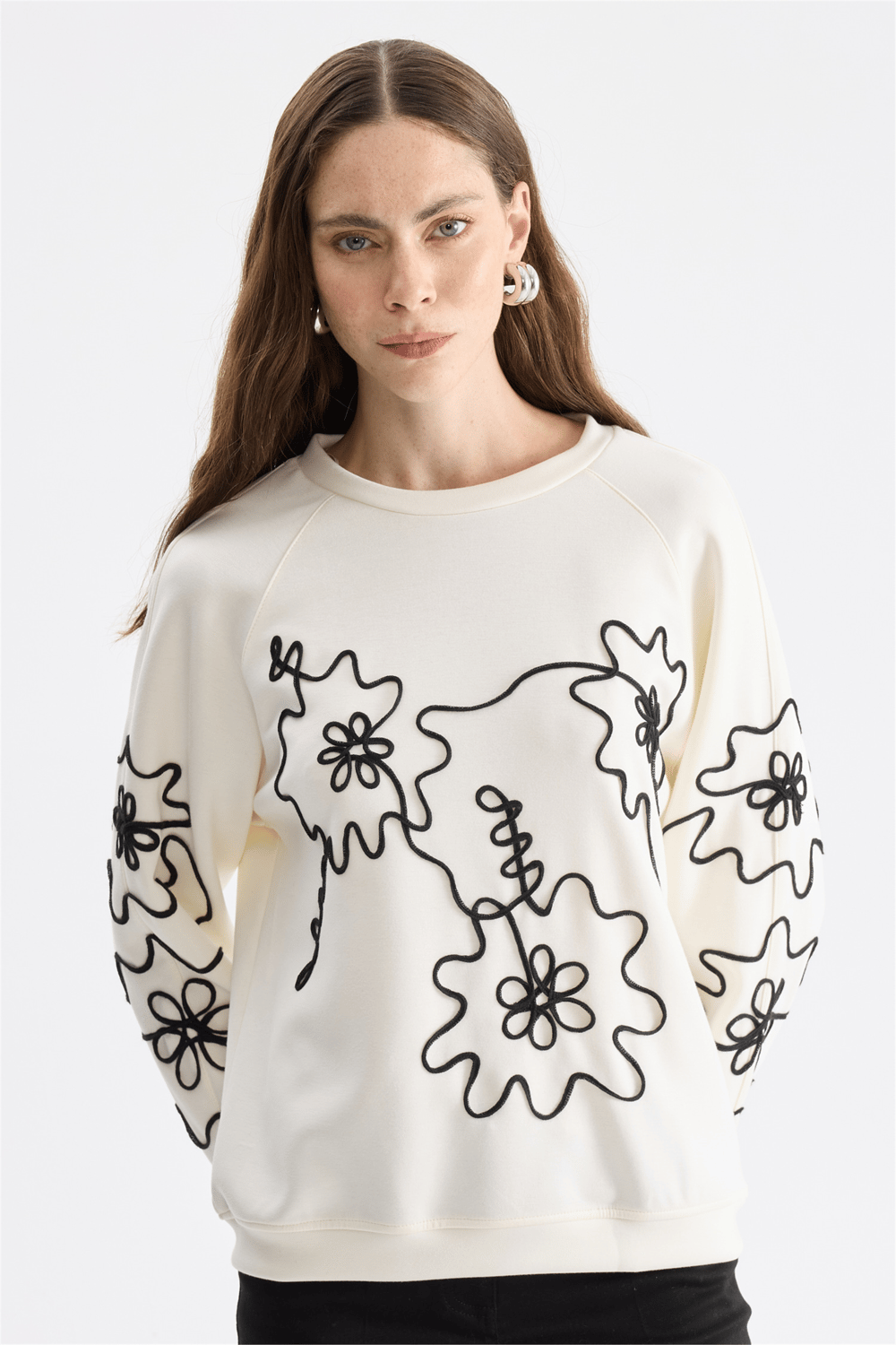 On İşleme Desenli Sıfır Yaka Sweatshirt Ekru
