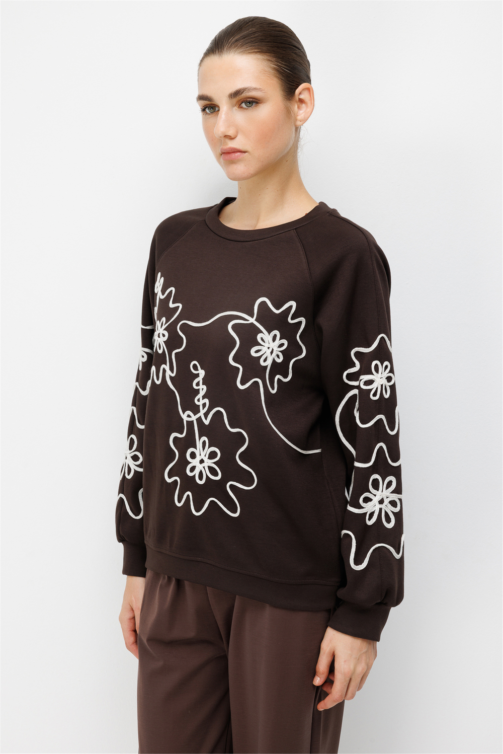 On İşleme Desenli Sıfır Yaka Sweatshirt Kahve