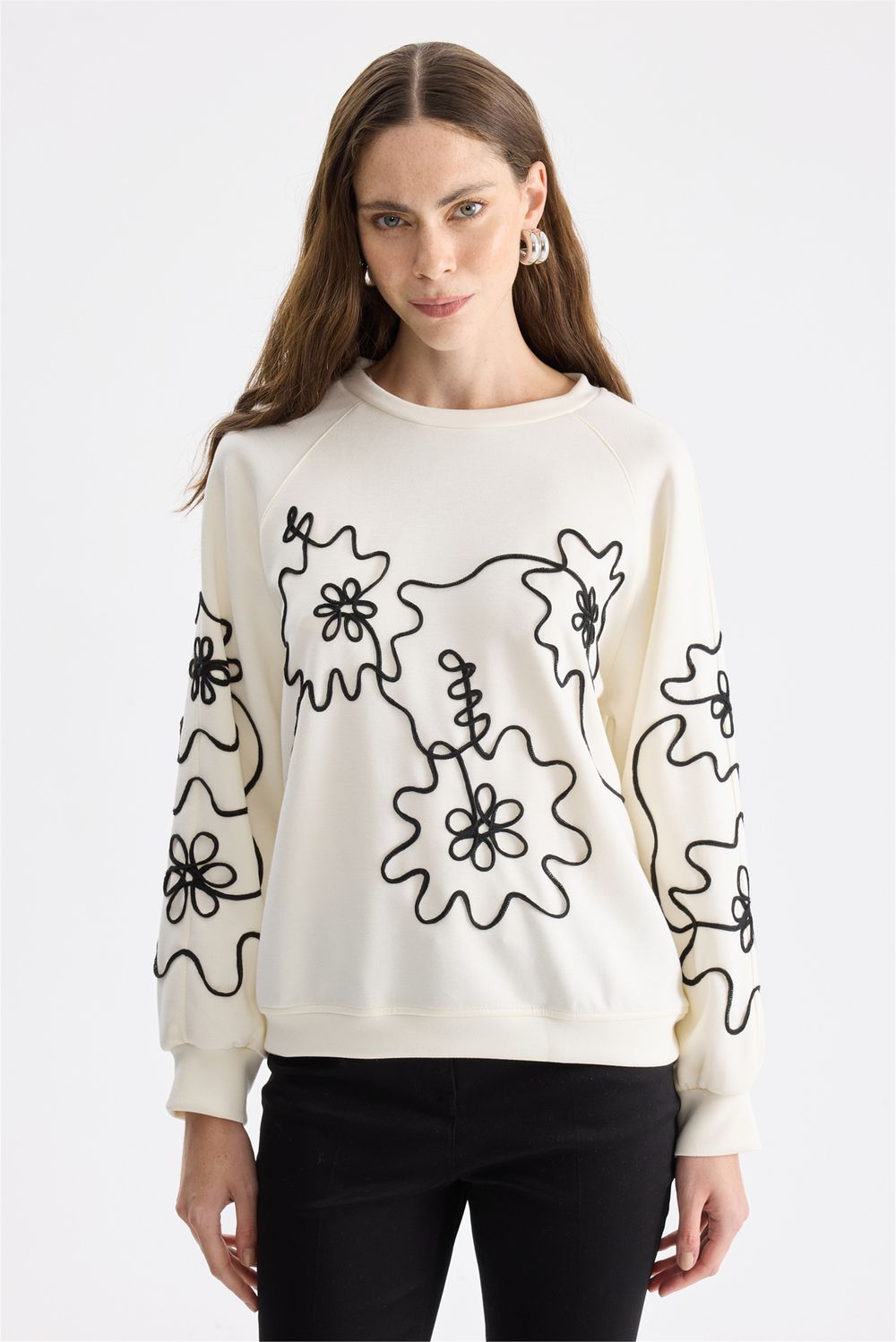 On İşleme Desenli Sıfır Yaka Sweatshirt Ekru